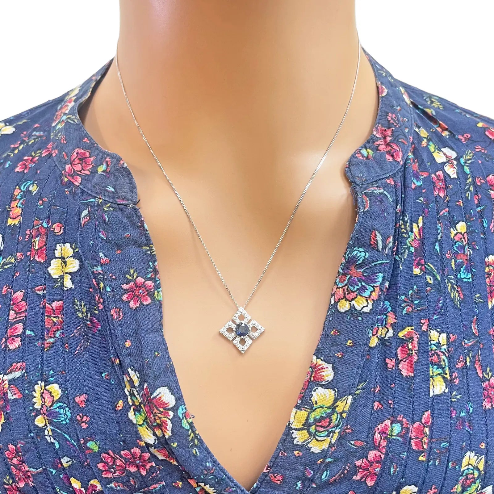 18ct White Gold Diamond & Sapphire Kite Pendant With A 16''inch Chain Necklace 0.77ct 