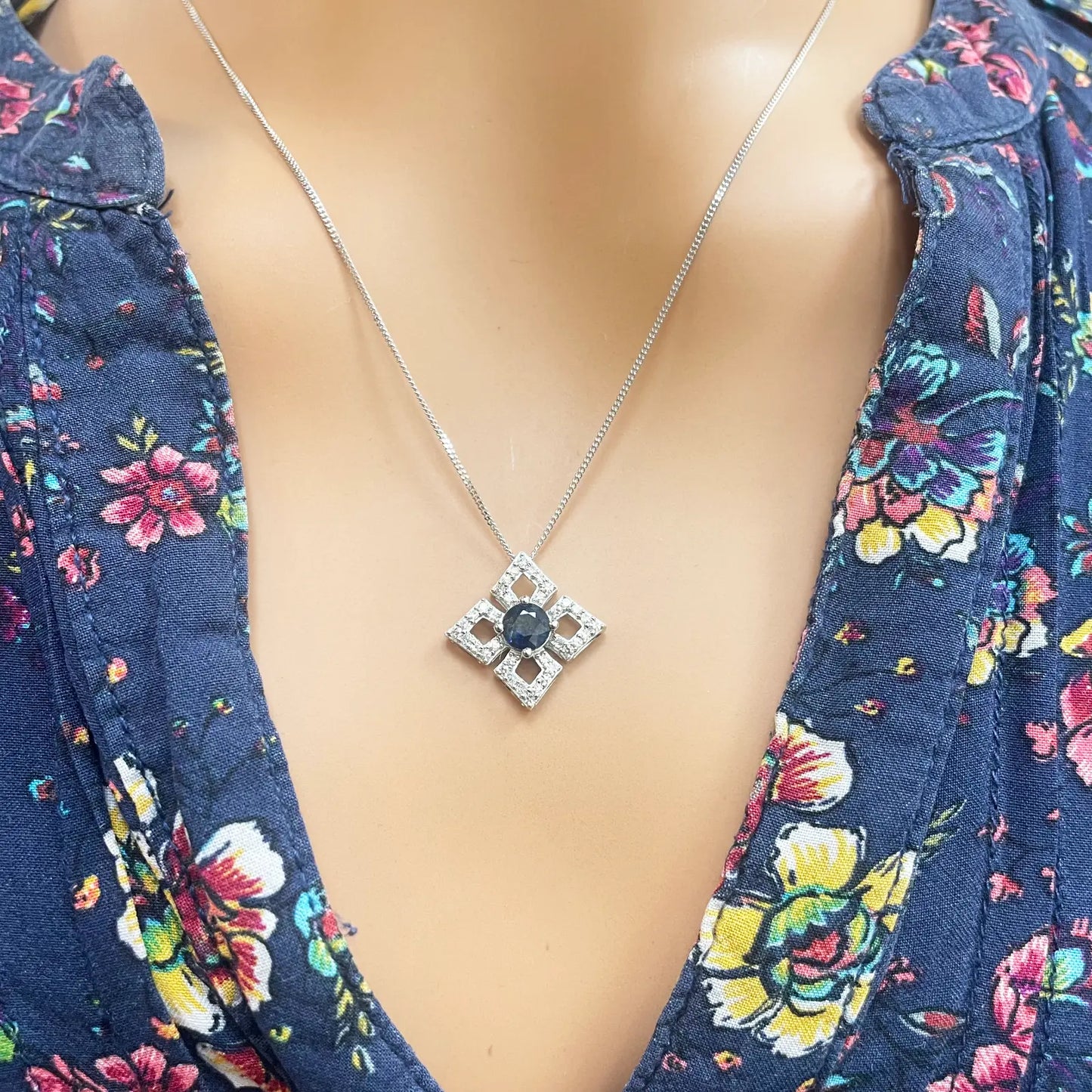 18ct White Gold Diamond & Sapphire Kite Pendant With A 16''inch Chain Necklace 0.77ct 