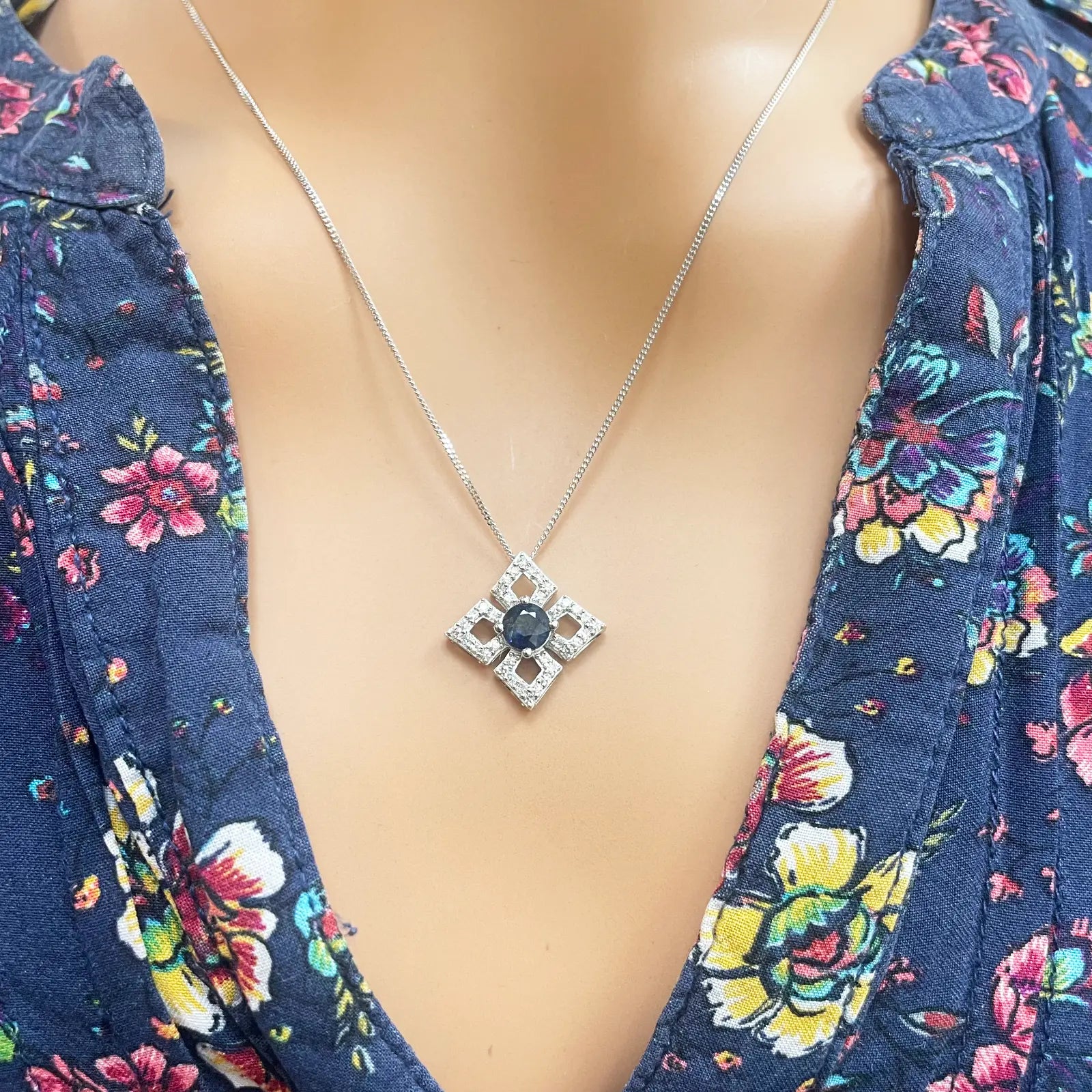 18ct White Gold Diamond & Sapphire Kite Pendant With A 16''inch Chain Necklace 0.77ct 