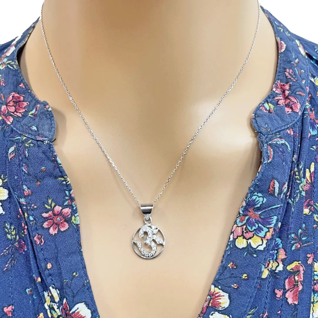 18ct White Gold Round Classic OM Cubic Zirconia Pendant 13.7mm Width 