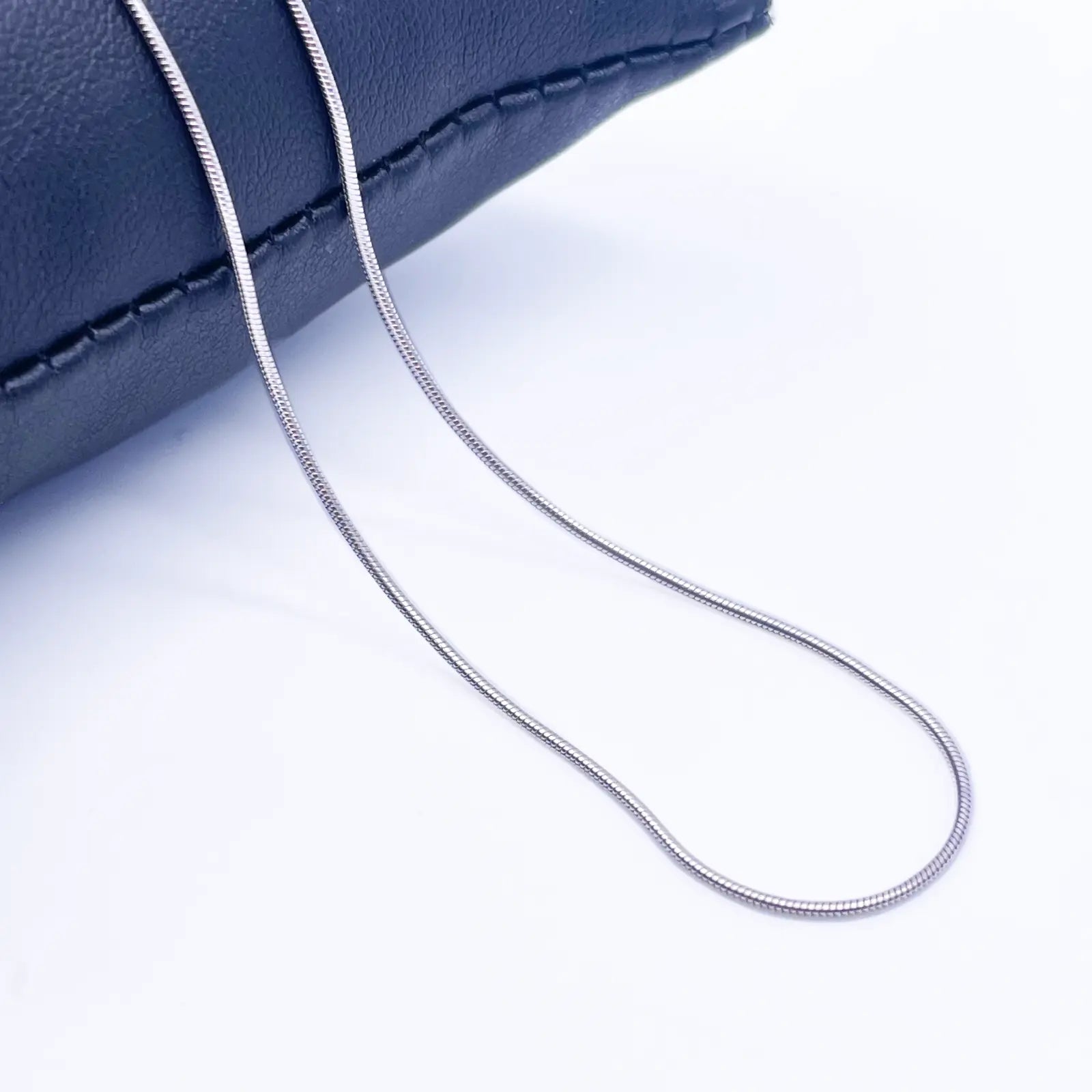 18ct White Gold Snake Necklace 16  Gold Chain