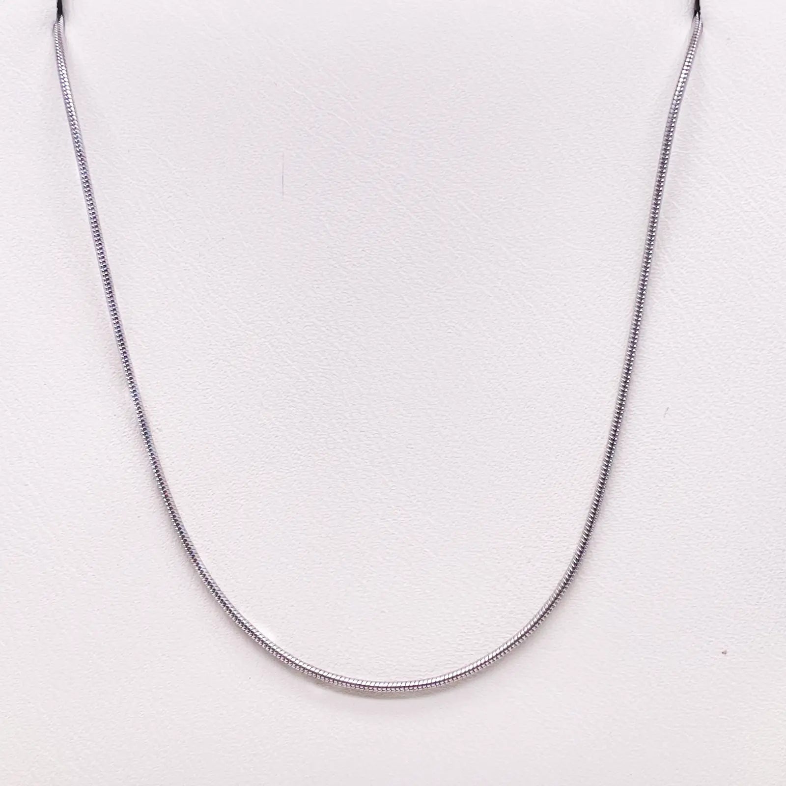 18ct White Gold Snake Necklace 16  Gold Chain