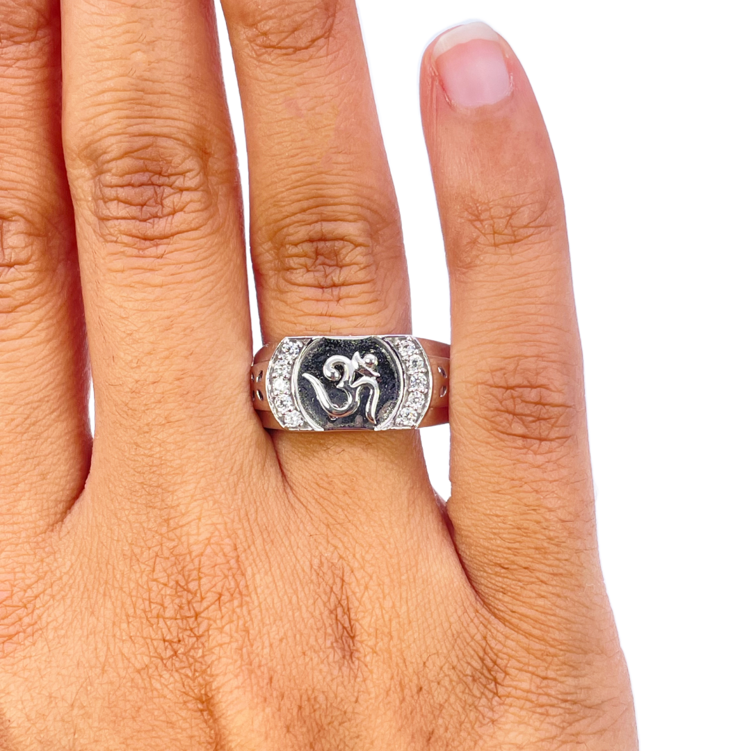 18ct White Gold & Round Cubic Zirconia Gents OM Signet Ring 