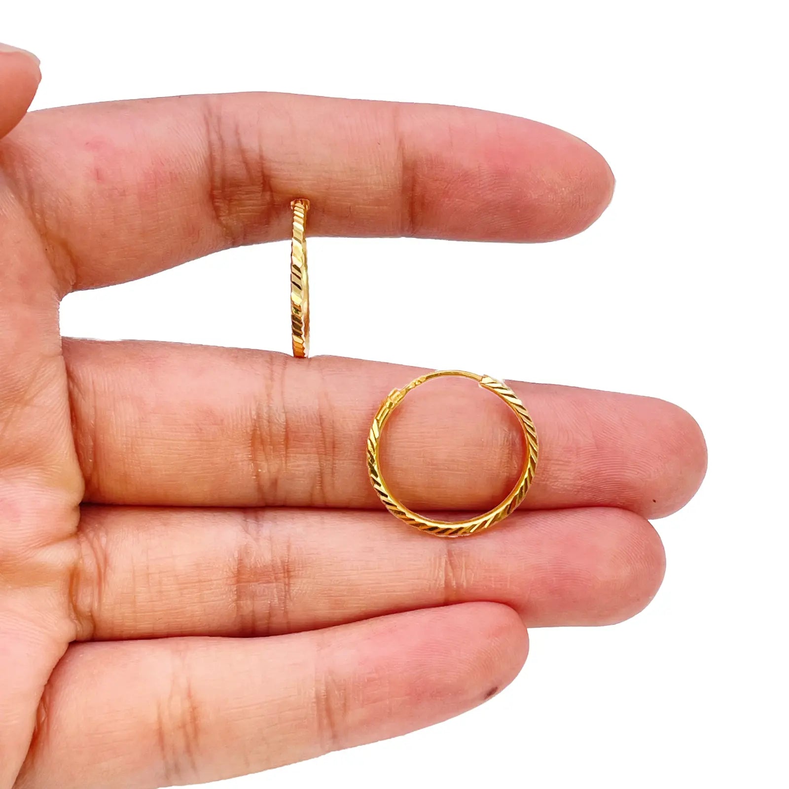 22ct Gold Diamond-Cut High-Polish Hoop Earrings ? 14mm Diameter  Gold Hoop Earrings