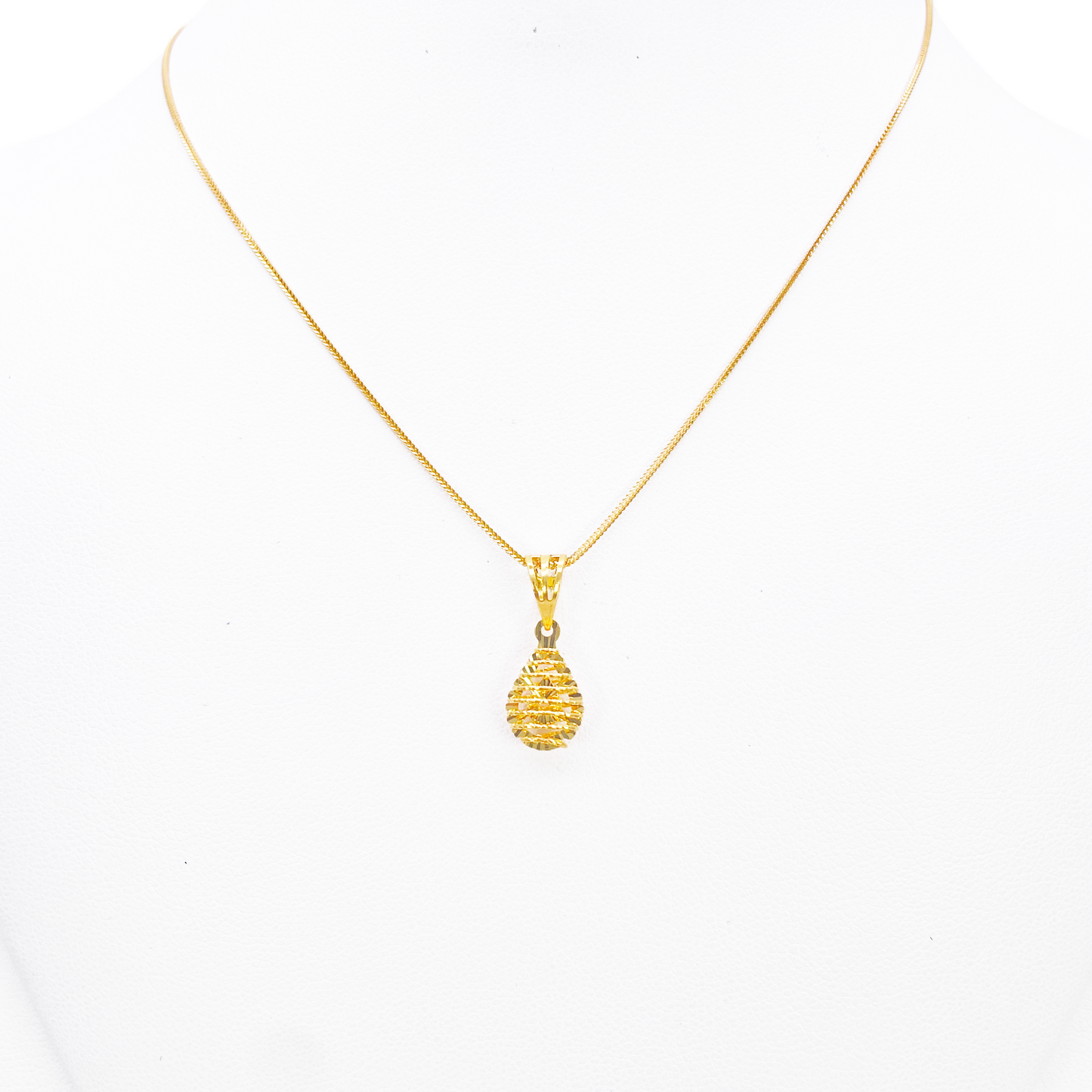 22ct Gold Pear Shaped Pendant Diamond Cut Mesh High Polished 20 mm Length 