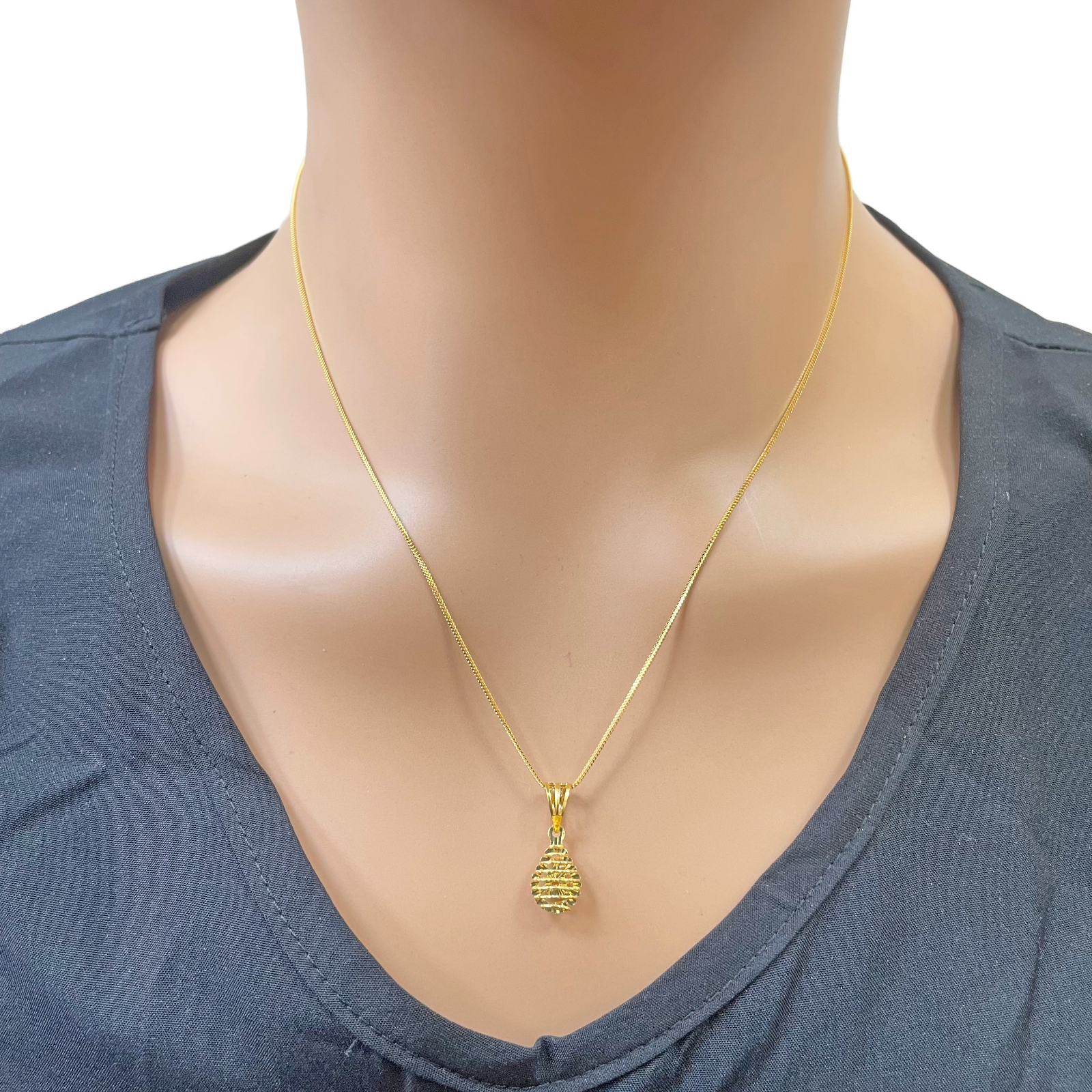 22ct Gold Pear Shaped Pendant Diamond Cut Mesh High Polished 20 mm Length 