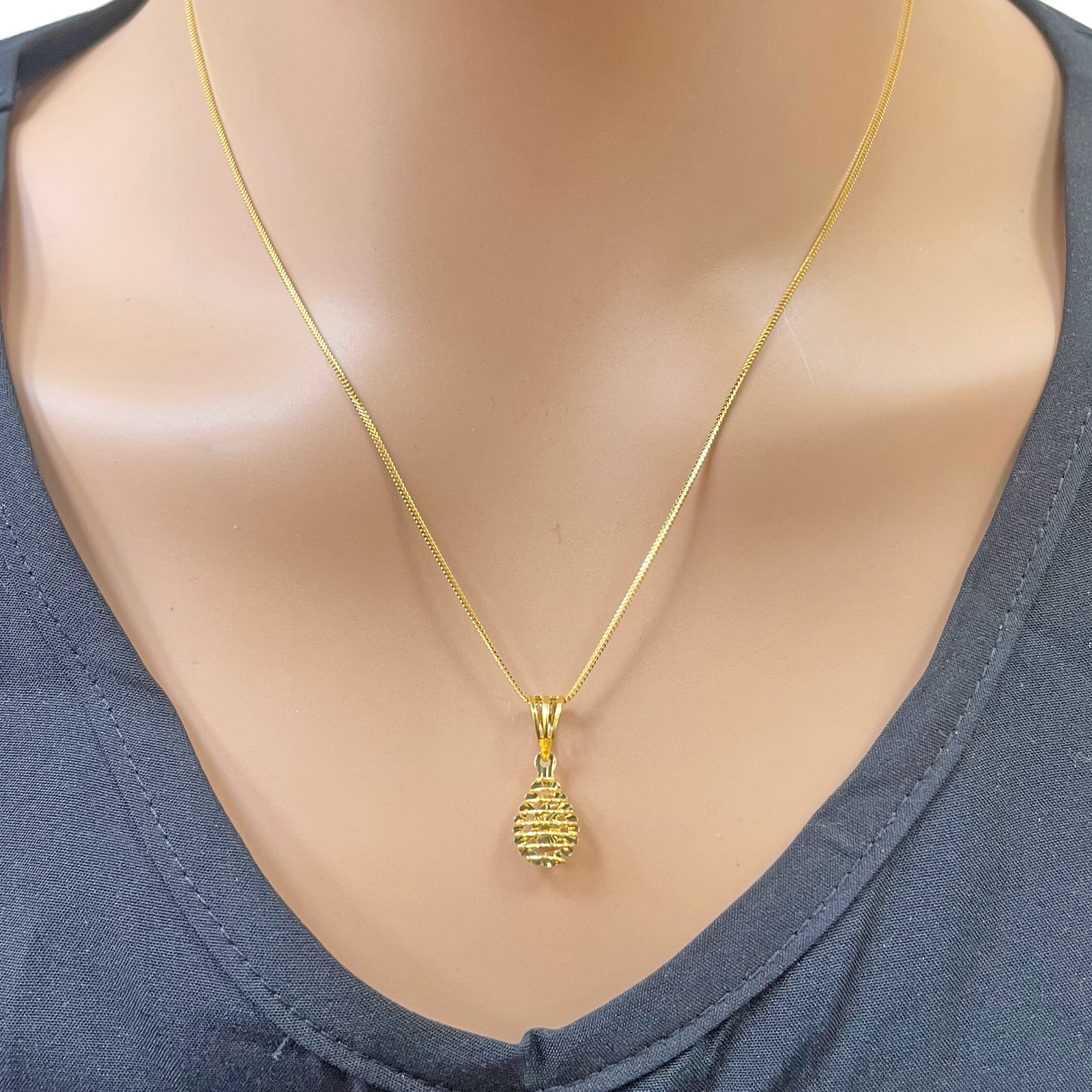 22ct Gold Pear Shaped Pendant Diamond Cut Mesh High Polished 20 mm Length 