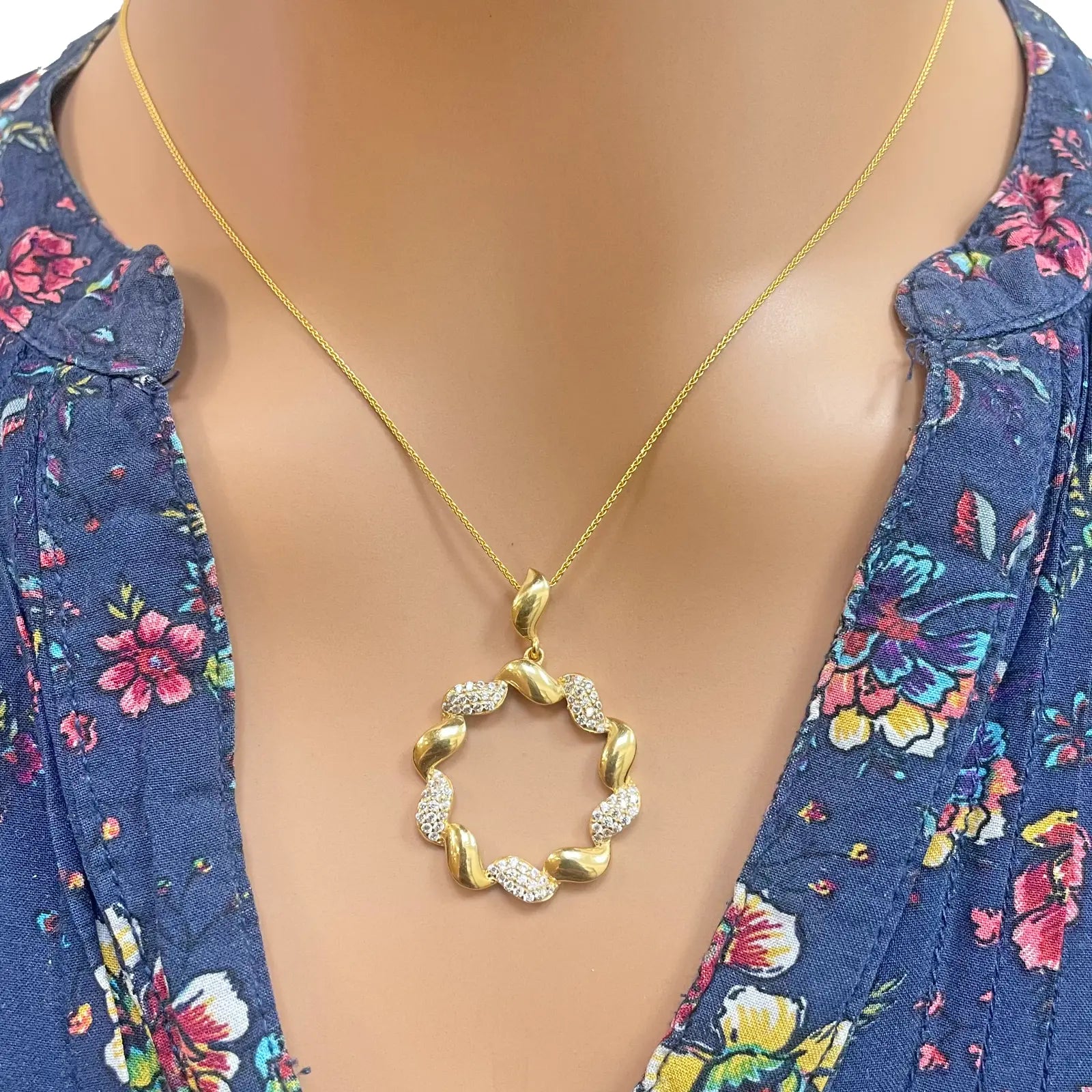 22ct Yellow Gold Circle Of Life Leaf Pendant & Matching Leaf Earrings Set 