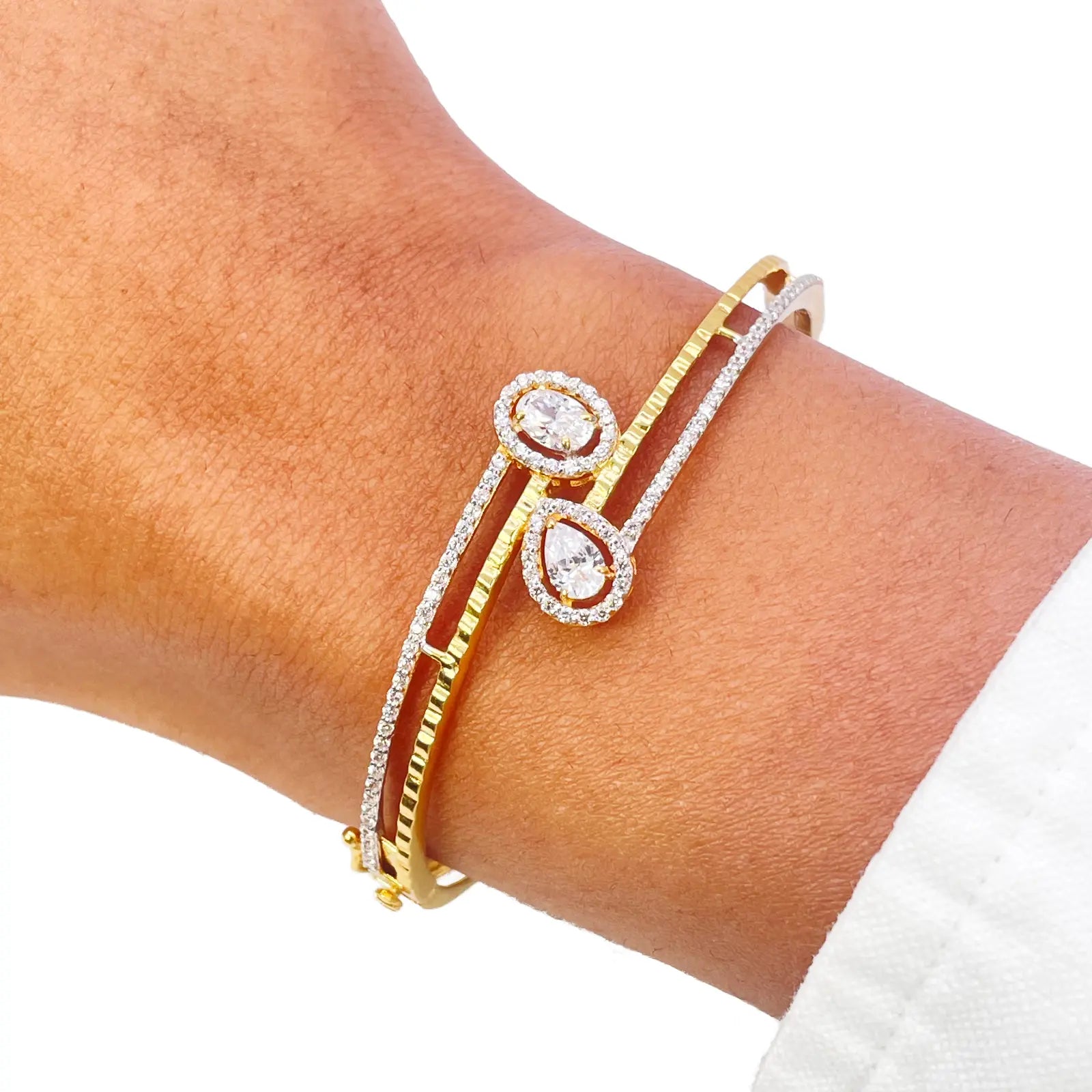 22ct Yellow Gold Ladies Beautiful Sparkly Cubic Zirconia Oval Bangle Bracelet Diameter 2.2inch 