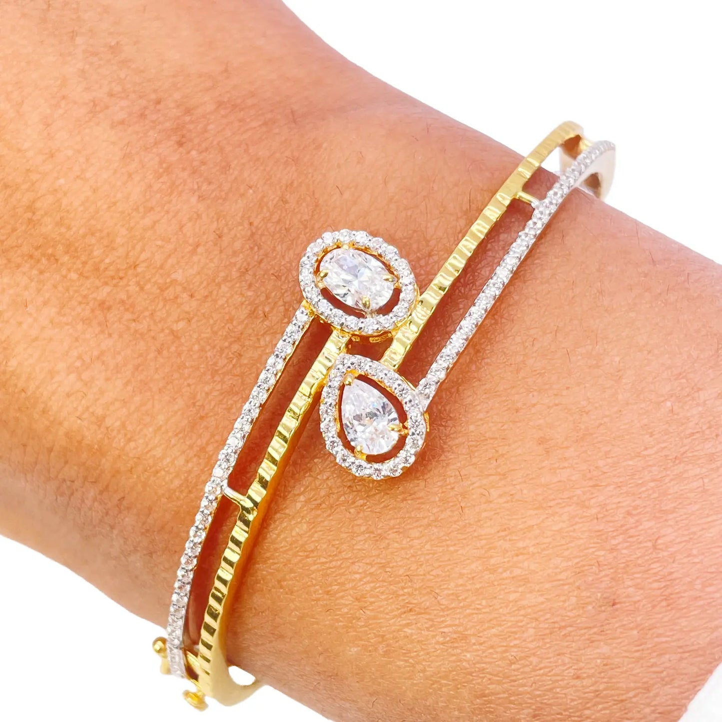 22ct Yellow Gold Ladies Beautiful Sparkly Cubic Zirconia Oval Bangle Bracelet Diameter 2.2inch 