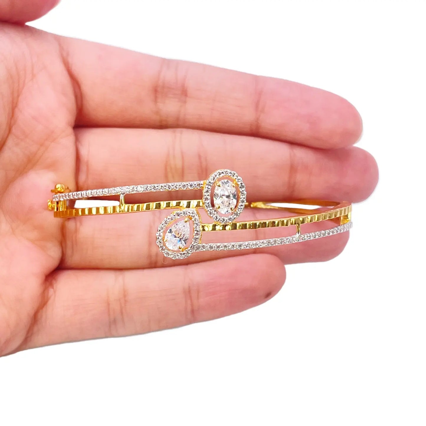 22ct Yellow Gold Ladies Beautiful Sparkly Cubic Zirconia Oval Bangle Bracelet Diameter 2.2inch 
