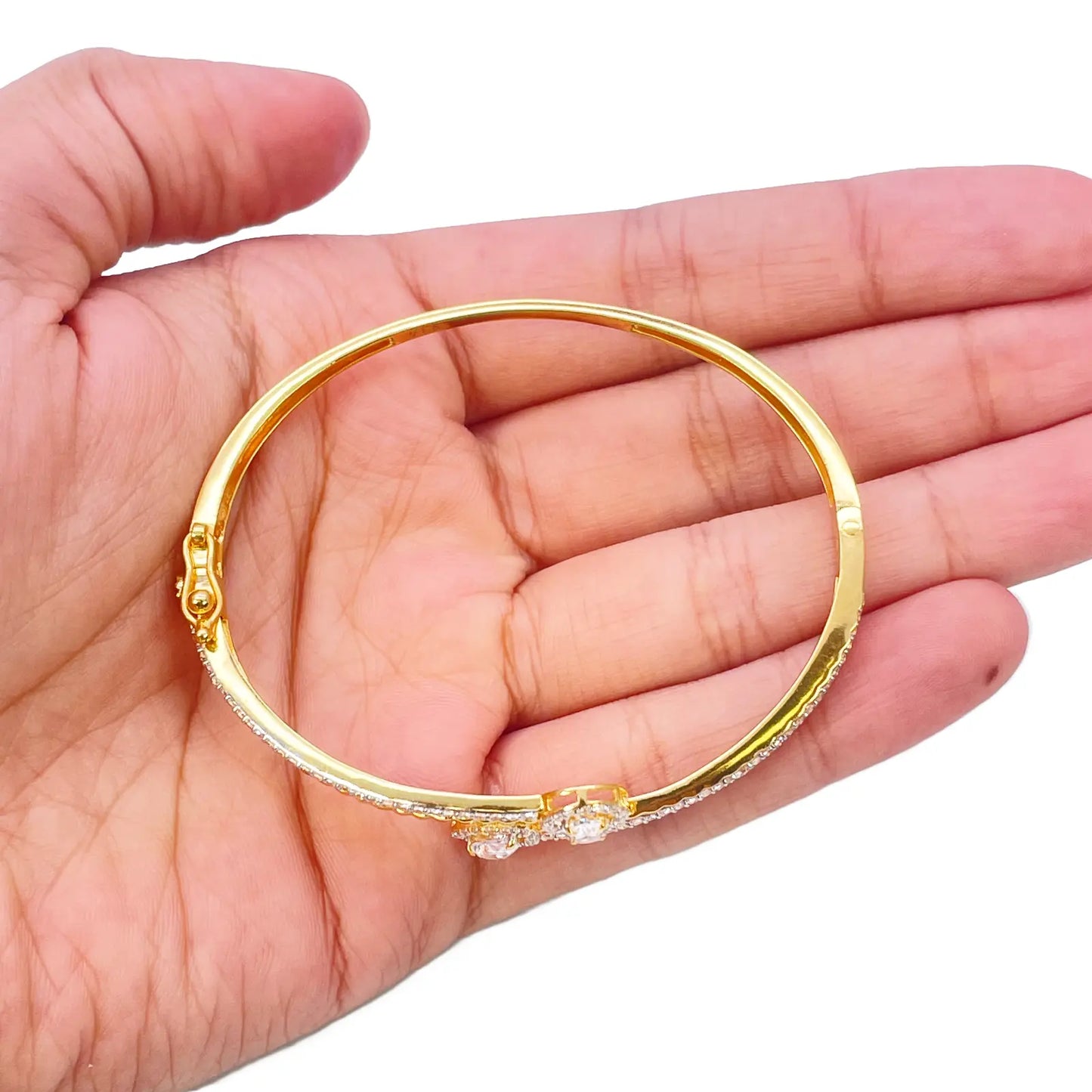 22ct Yellow Gold Ladies Beautiful Sparkly Cubic Zirconia Oval Bangle Bracelet Diameter 2.2inch 