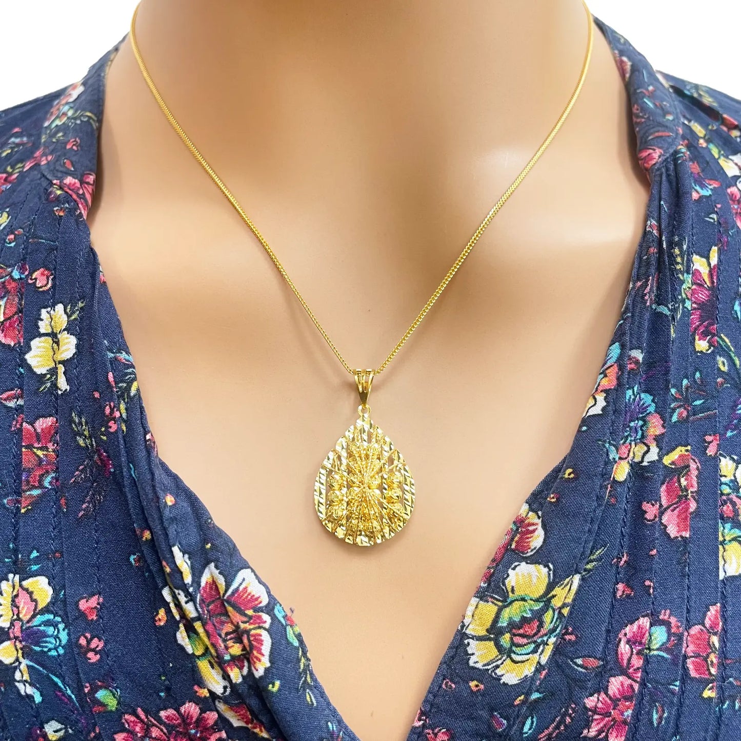 22ct Yellow Gold Sparkly Diamond Cut Mesh Beaded Pear Pendant 