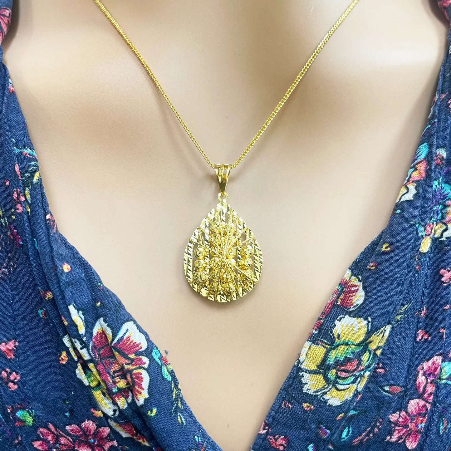 22ct Yellow Gold Sparkly Diamond Cut Mesh Beaded Pear Pendant 