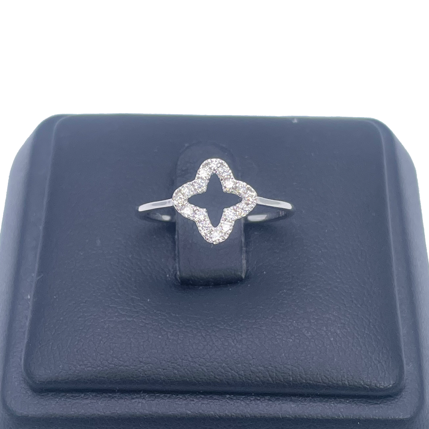 18ct White Gold Diamond Clover/Flower Shaped Ring 0.19ct