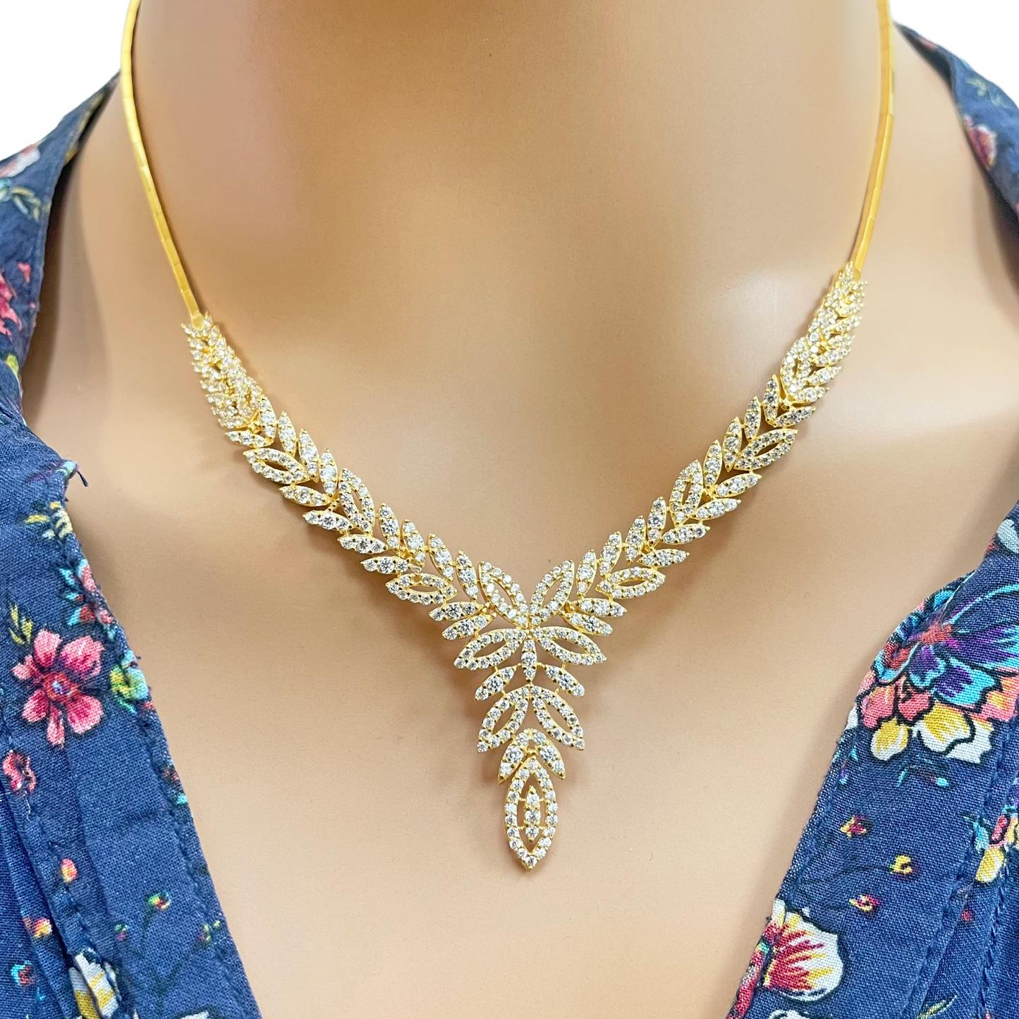 22ct Yellow Gold Sparkly Floral Leaf Necklace And Matching Stud Earrings Set