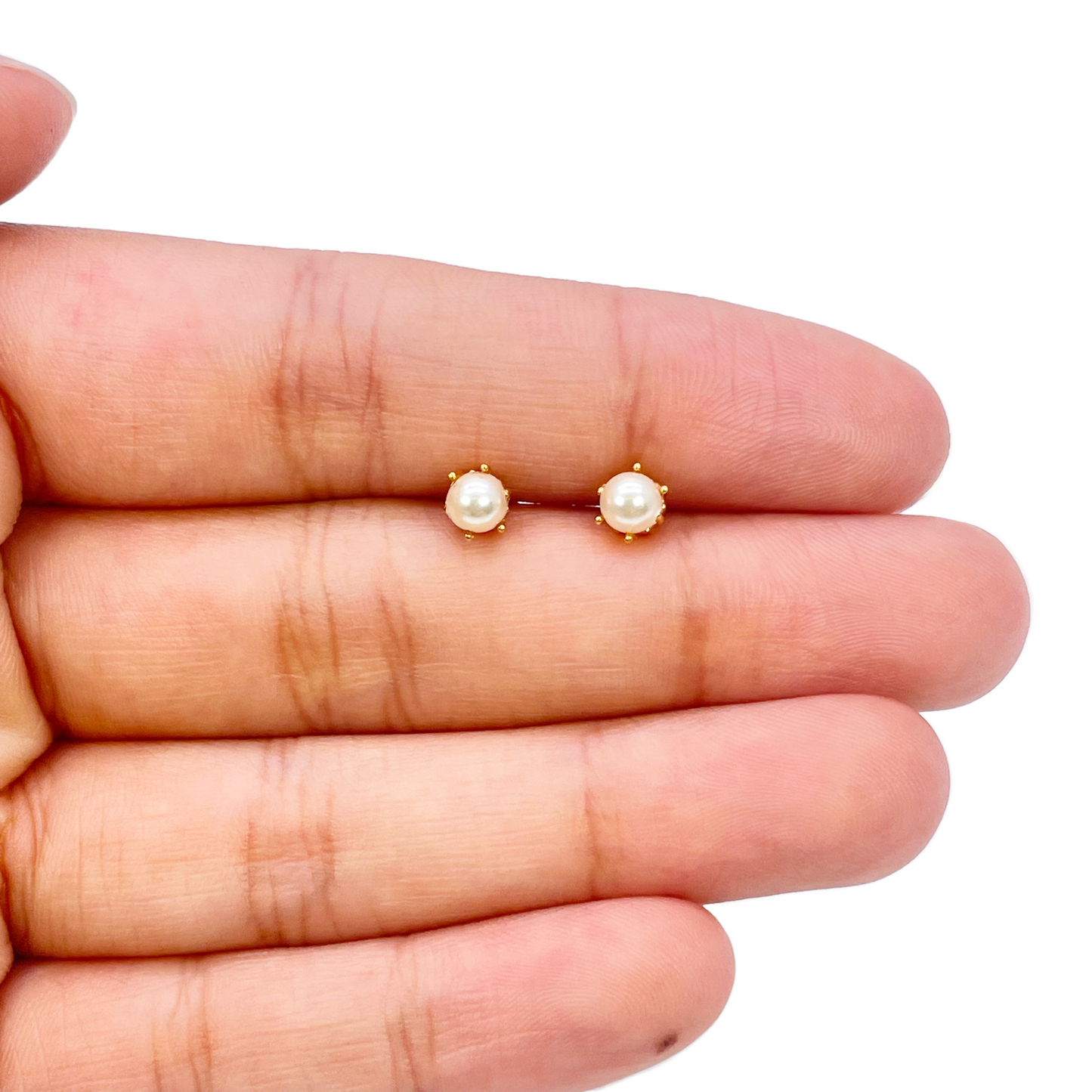 22ct Yellow Gold Six Claw Elegant Round Pearl Stud Earrings 4.5mm
