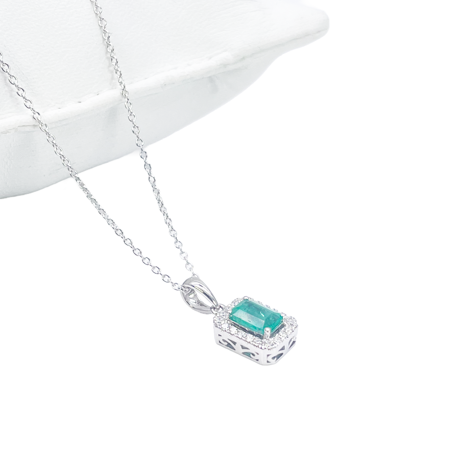 18ct Gold Natural Diamond & Emerald Round & Emerald Cut Halo Necklace 0.60ct 