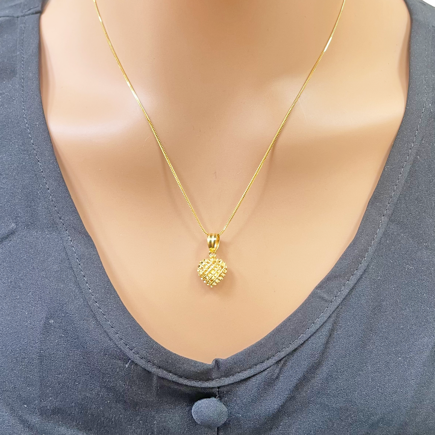 22ct Gold Heart Pendant Diamond Cut Mesh High Polished 18 mm Length 