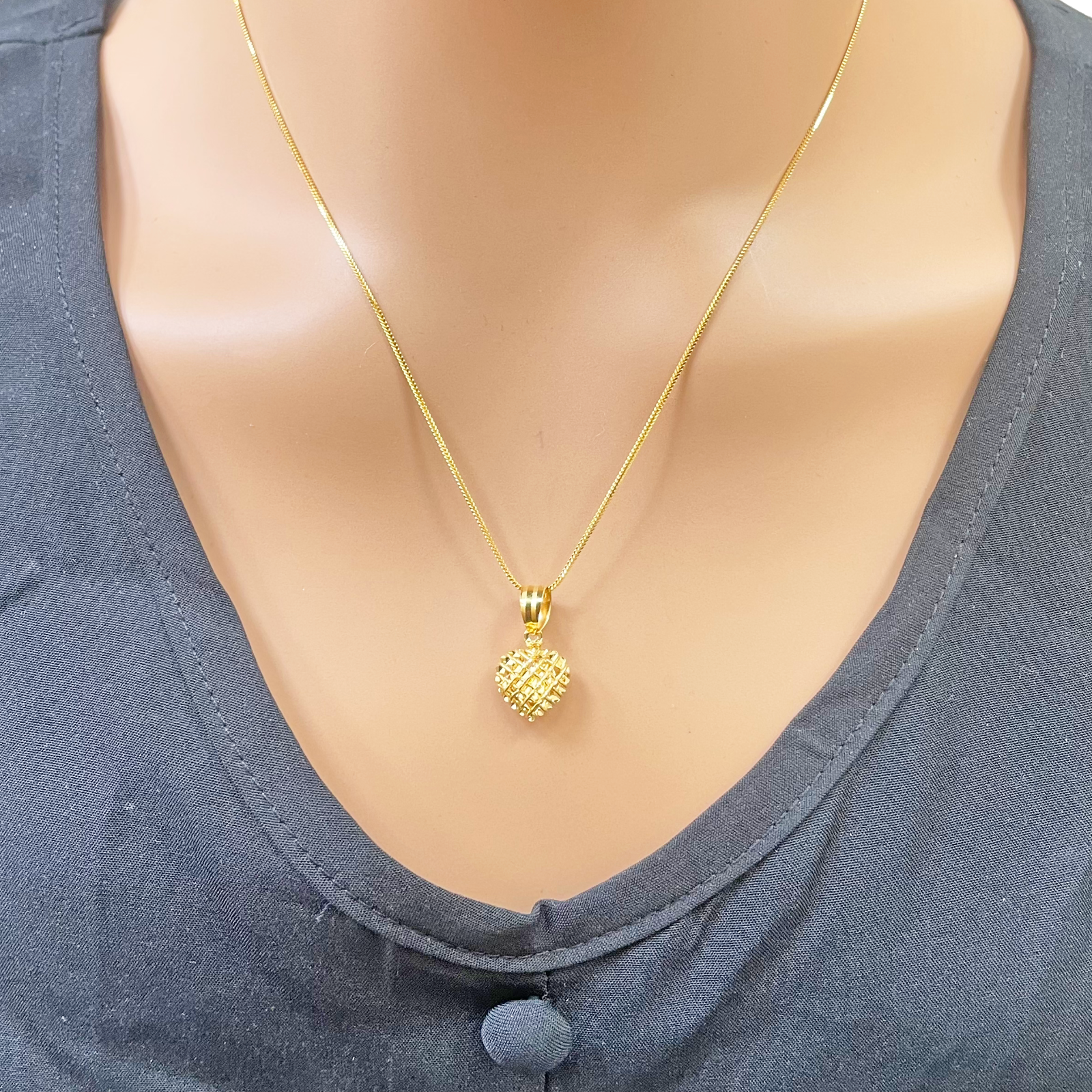 22ct Gold Heart Pendant Diamond Cut Mesh High Polished 18 mm Length 