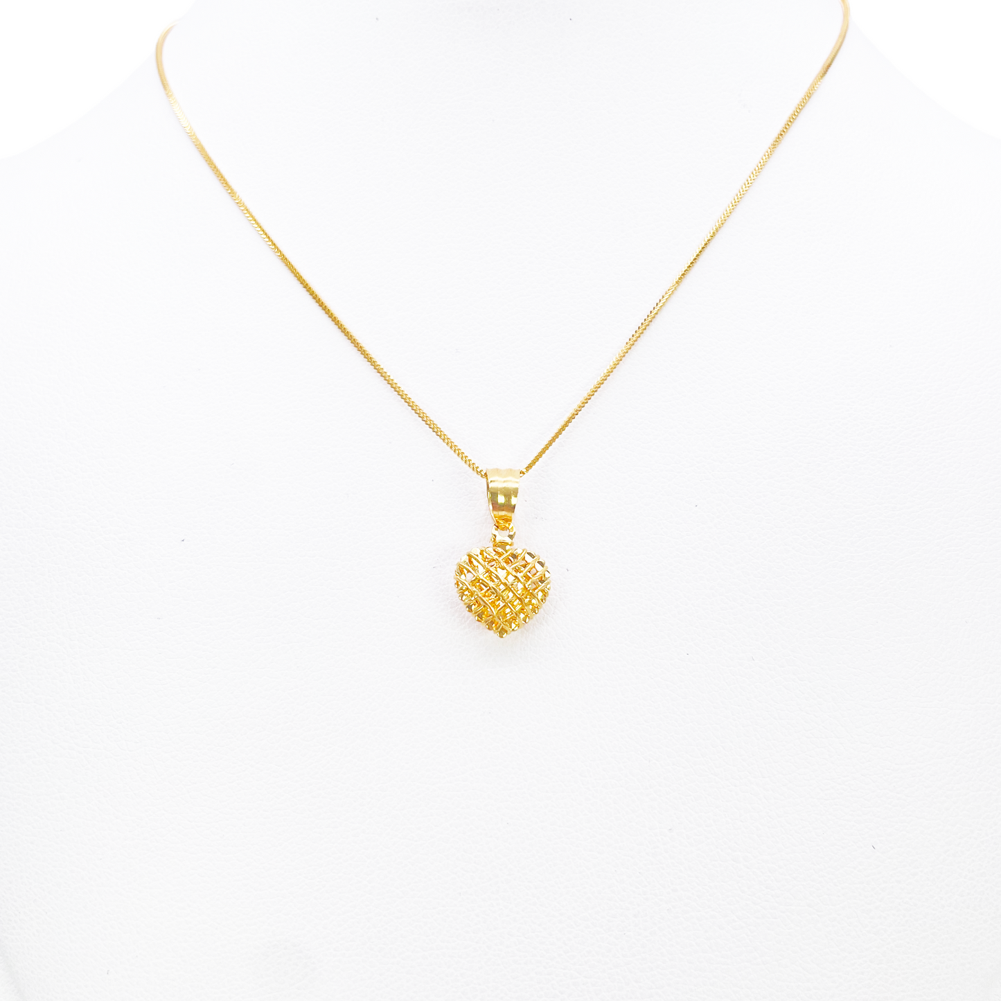 22ct Gold Heart Pendant Diamond Cut Mesh High Polished 18 mm Length 