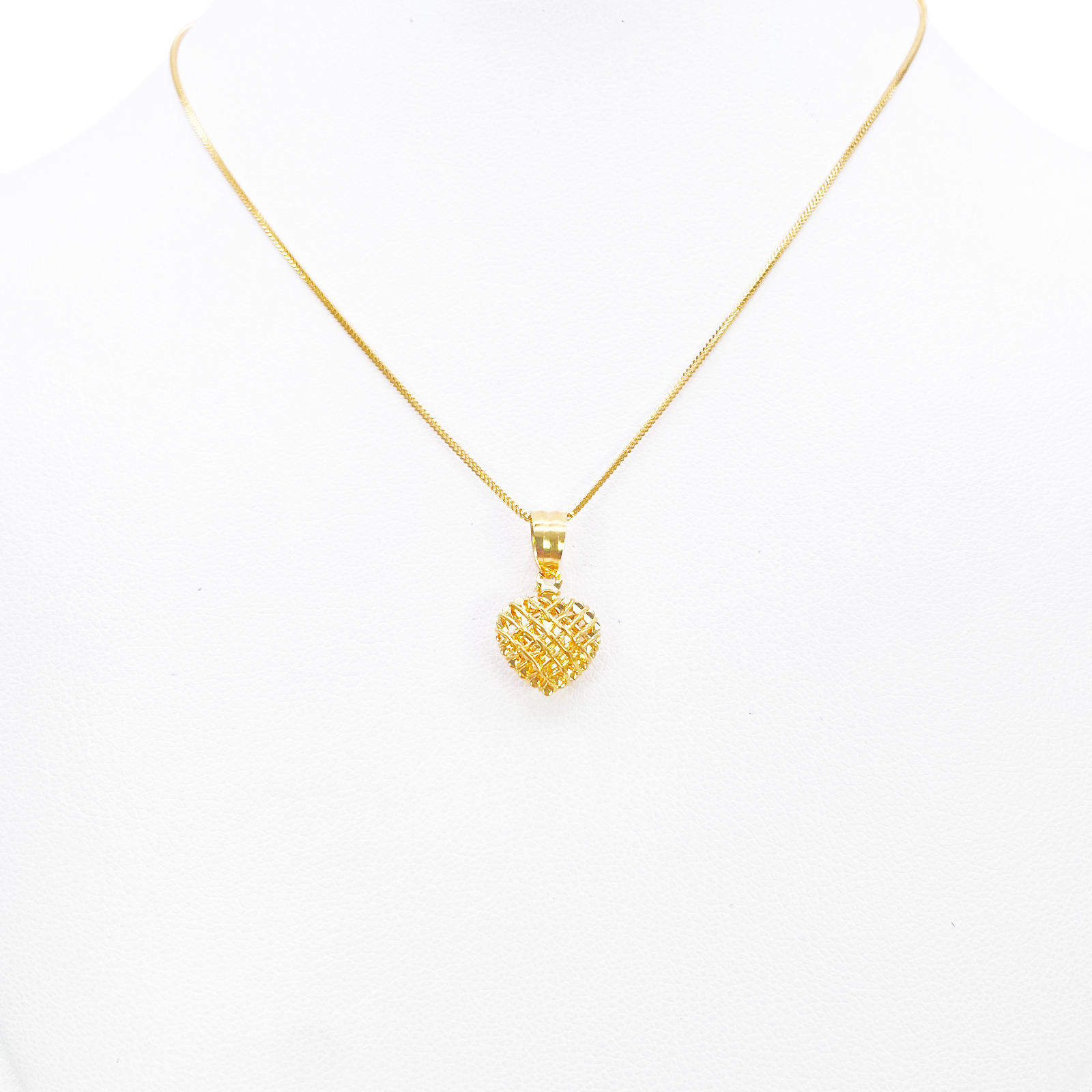 22ct Gold Heart Pendant Diamond Cut Mesh High Polished 18 mm Length 