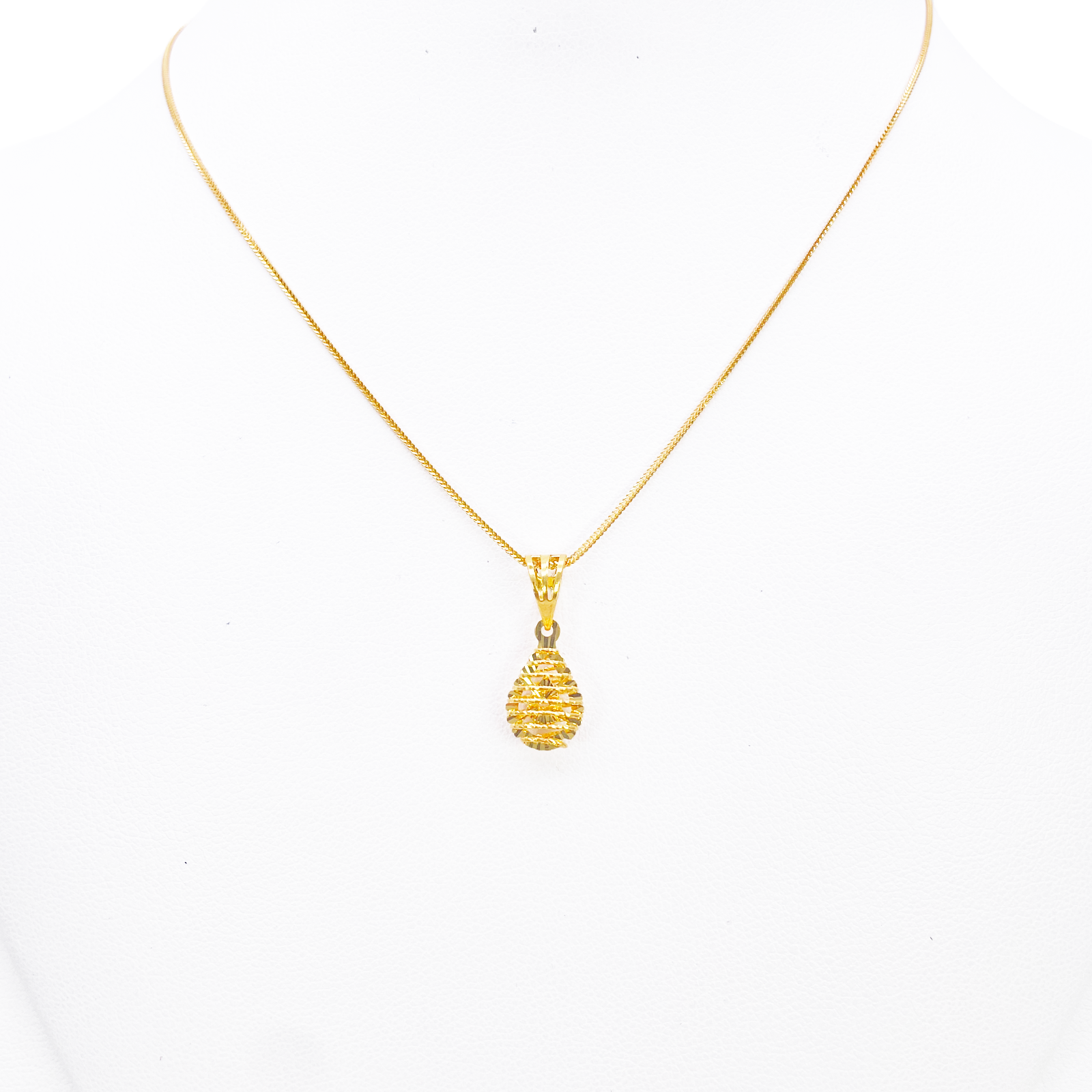 22ct Gold Pear Shaped Pendant Diamond Cut Mesh High Polished 20 mm Length 