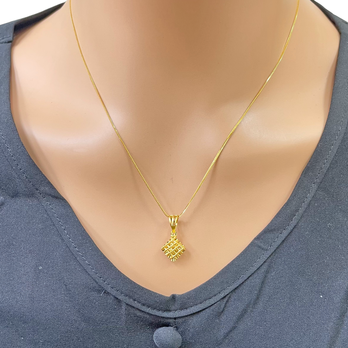 22ct Gold Rhombus Shaped Pendant Diamond Cut Mesh High Polished 20mm Length 