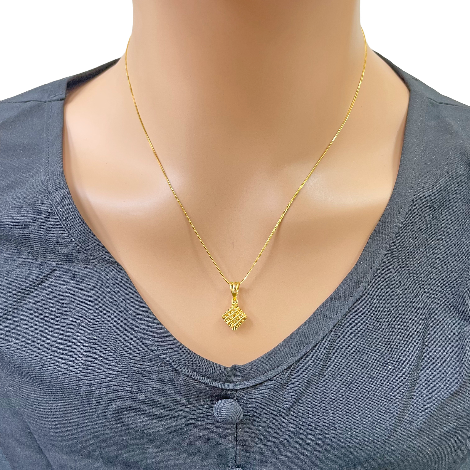 22ct Gold Rhombus Shaped Pendant Diamond Cut Mesh High Polished 20mm Length 