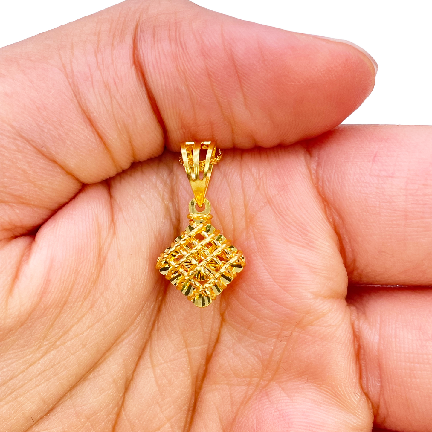 22ct Gold Rhombus Shaped Pendant Diamond Cut Mesh High Polished 20mm Length 