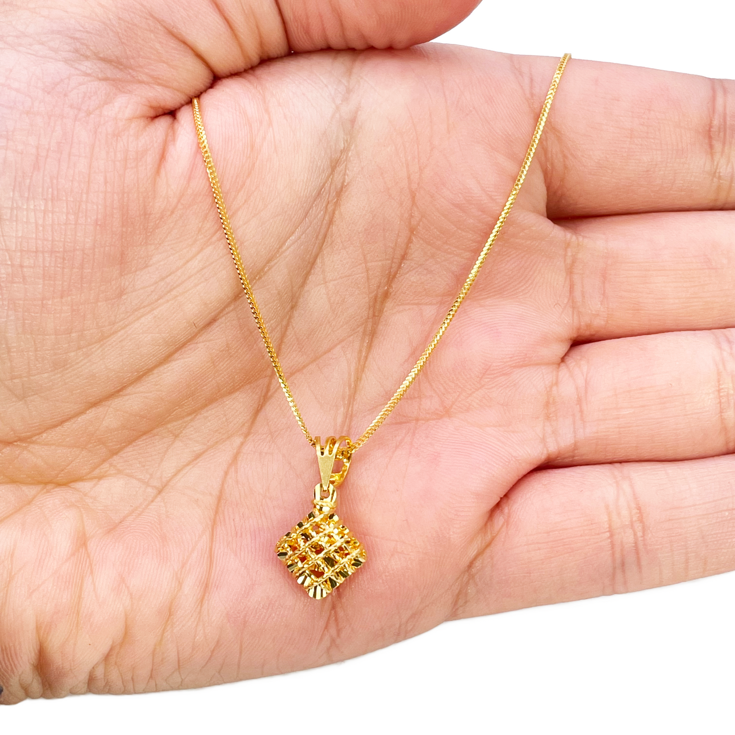 22ct Gold Rhombus Shaped Pendant Diamond Cut Mesh High Polished 20mm Length 