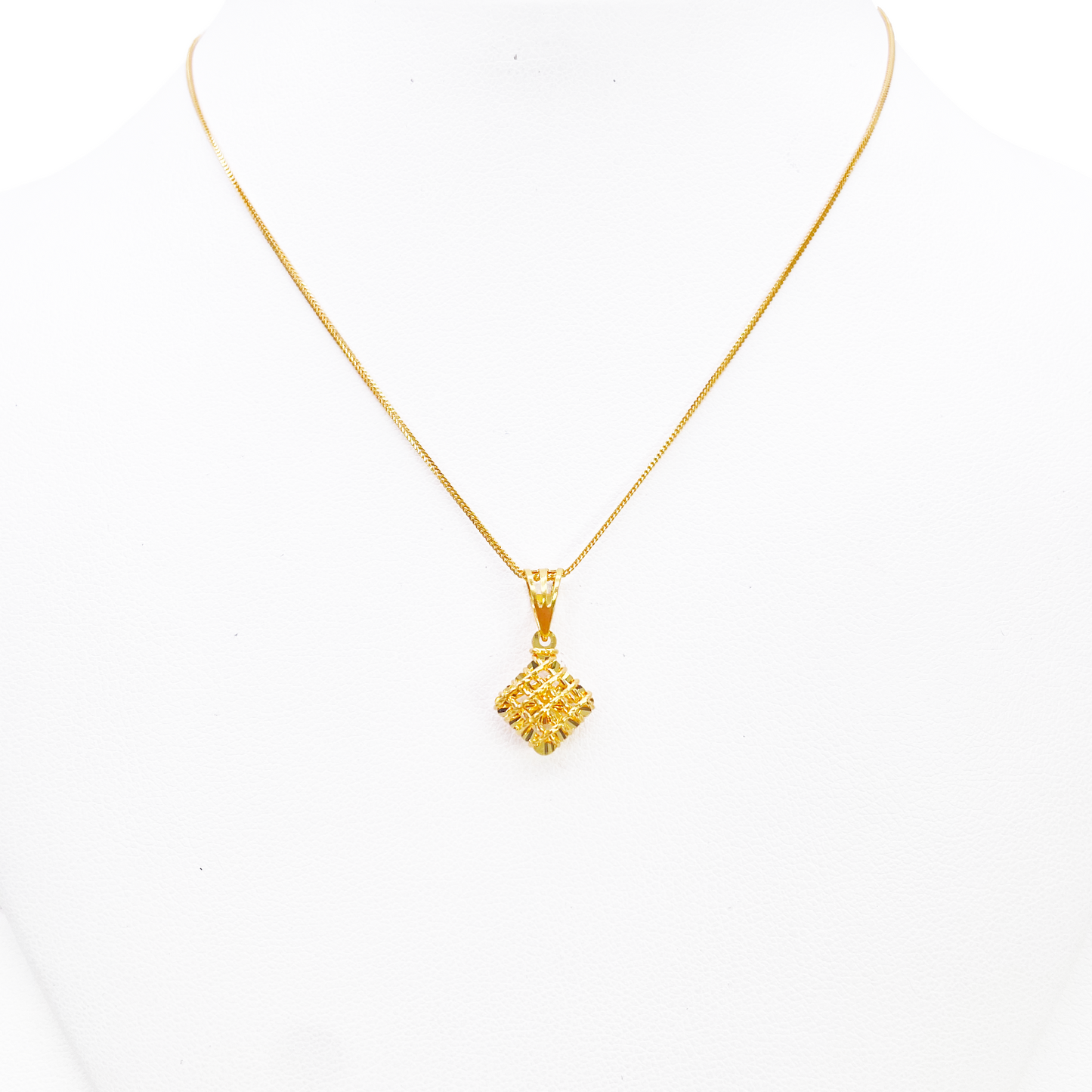 22ct Gold Rhombus Shaped Pendant Diamond Cut Mesh High Polished 20mm Length 