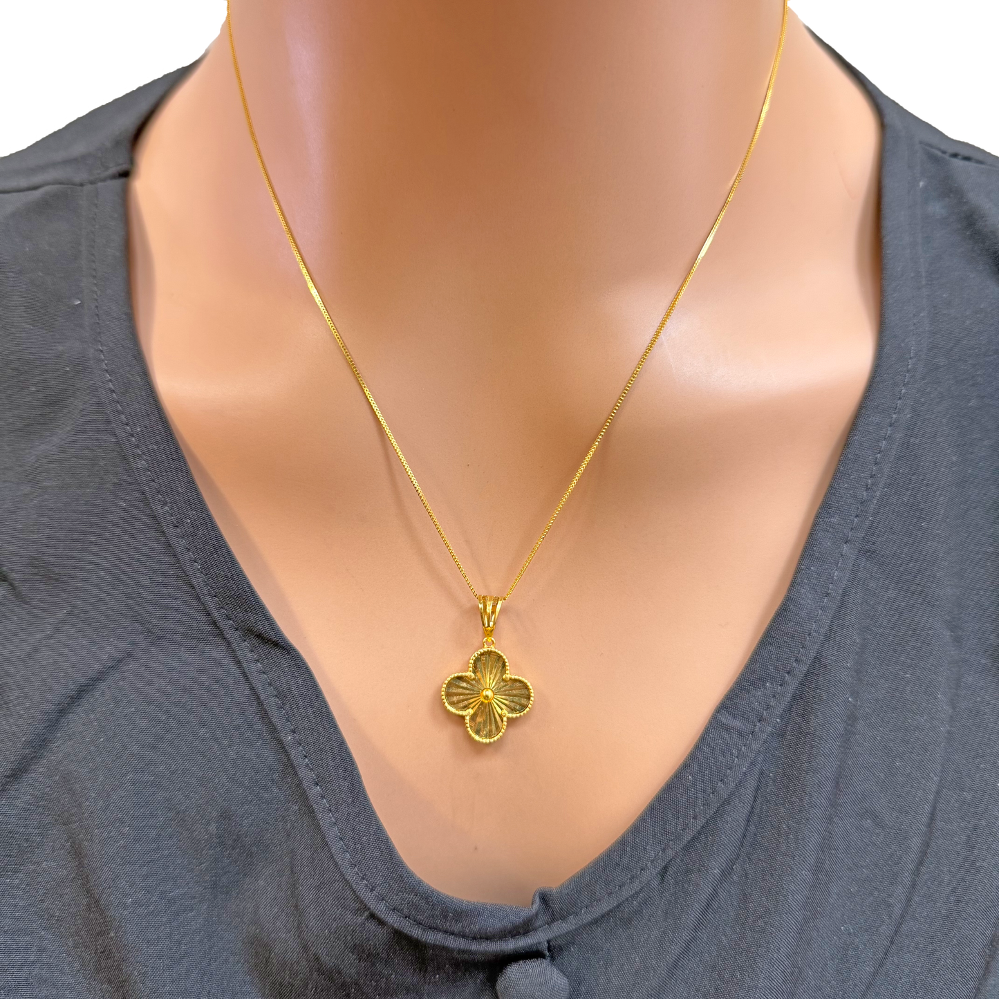 22ct Yellow Gold Diamond Cut Clover Pendant & Chain 