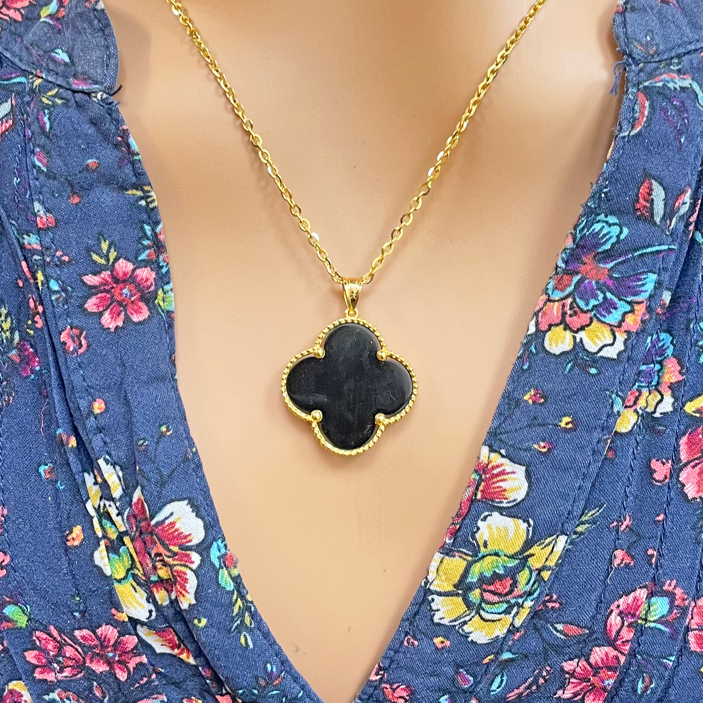 22ct Yellow Gold Black Onyx Or Mother Of Pearl Clover Pendant & Chain Necklace 18''inches