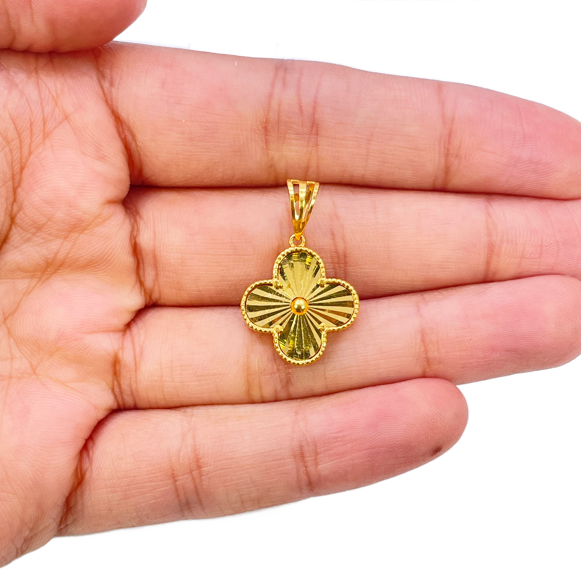 22ct Yellow Gold Diamond Cut Clover Pendant & Chain 