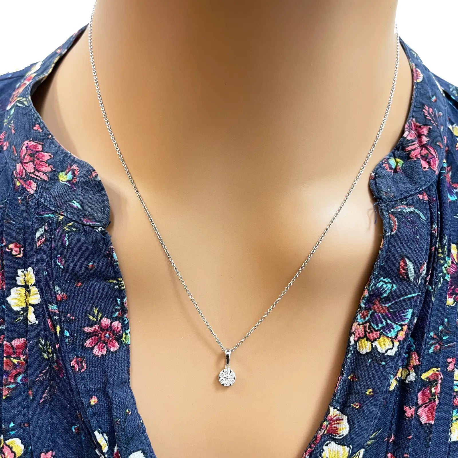 14ct White Gold Diamonds Round Pendant Necklace 0.14ct 