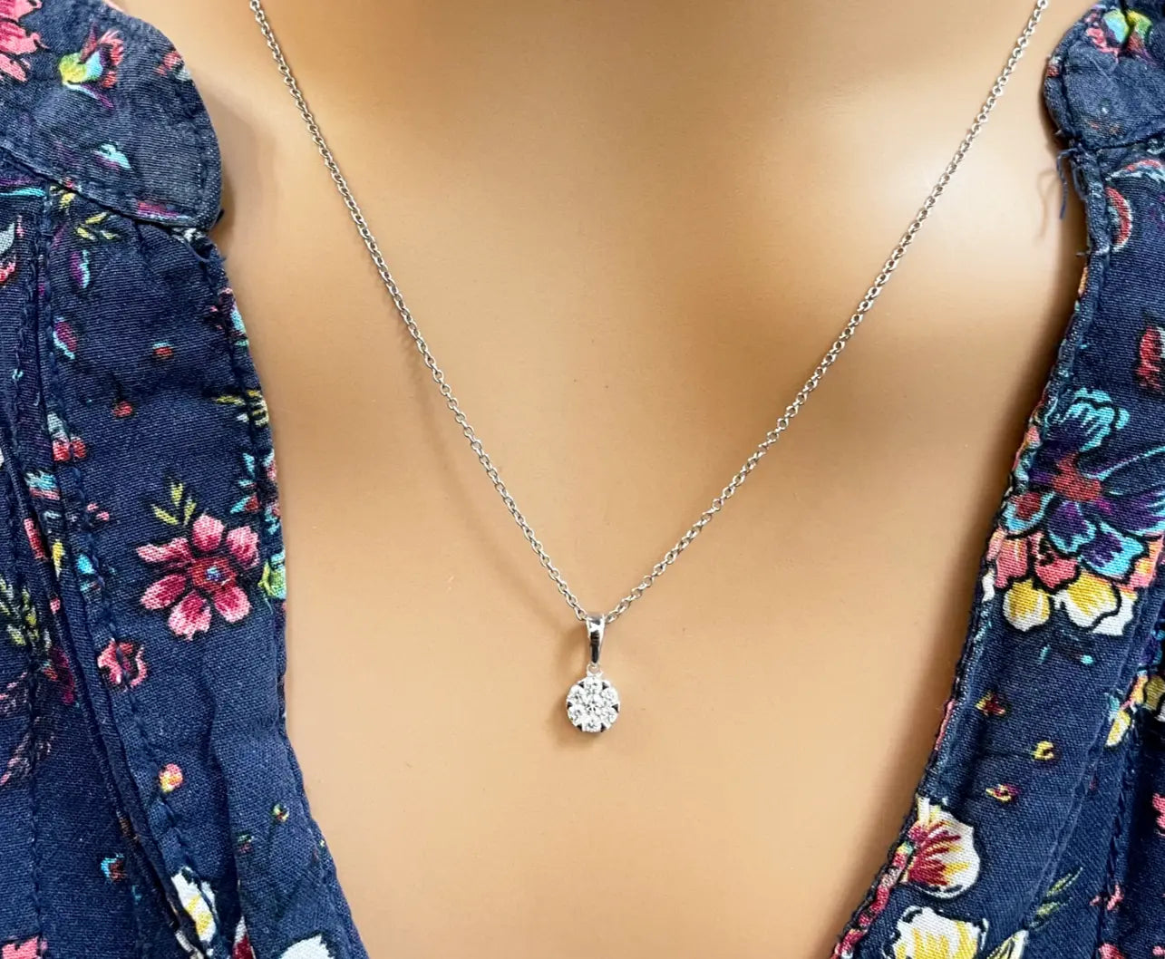 14ct White Gold Diamonds Round Pendant Necklace 0.14ct 