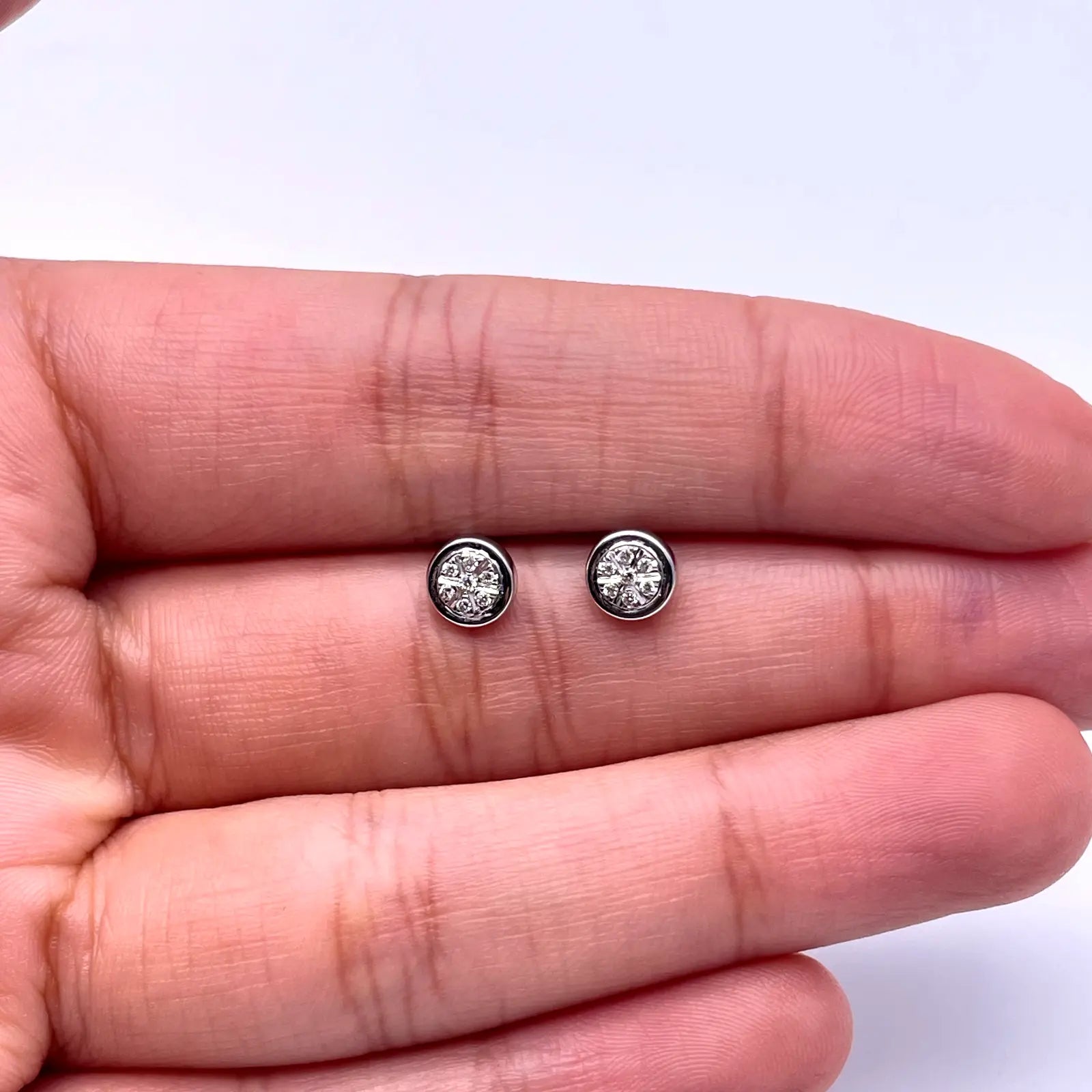 18ct White Gold Diamond Illusion set Cluster Round Stud Earrings 0.06ct 
