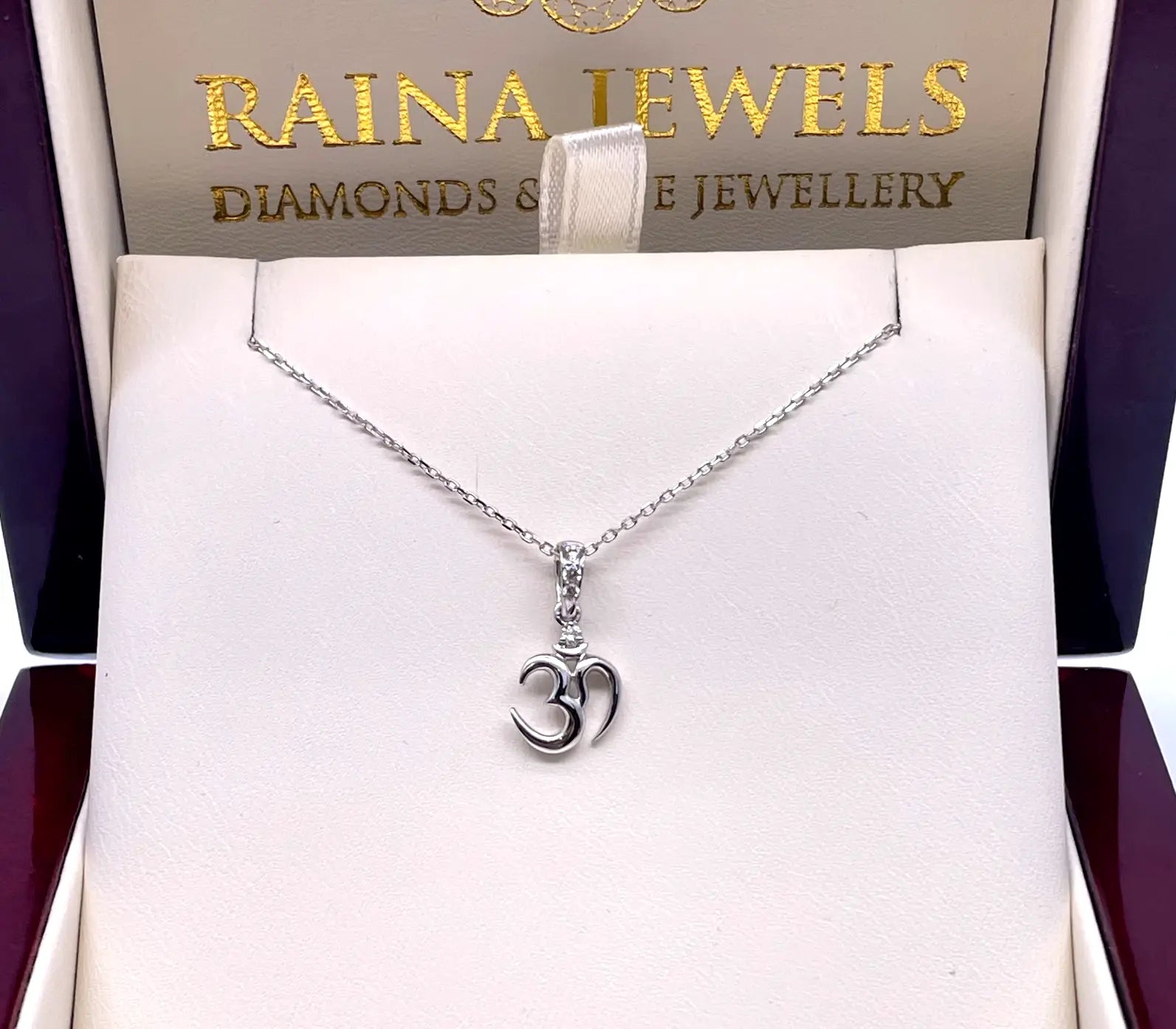 18ct White Gold Diamond Om Pendant 0.06ct, 1gm 