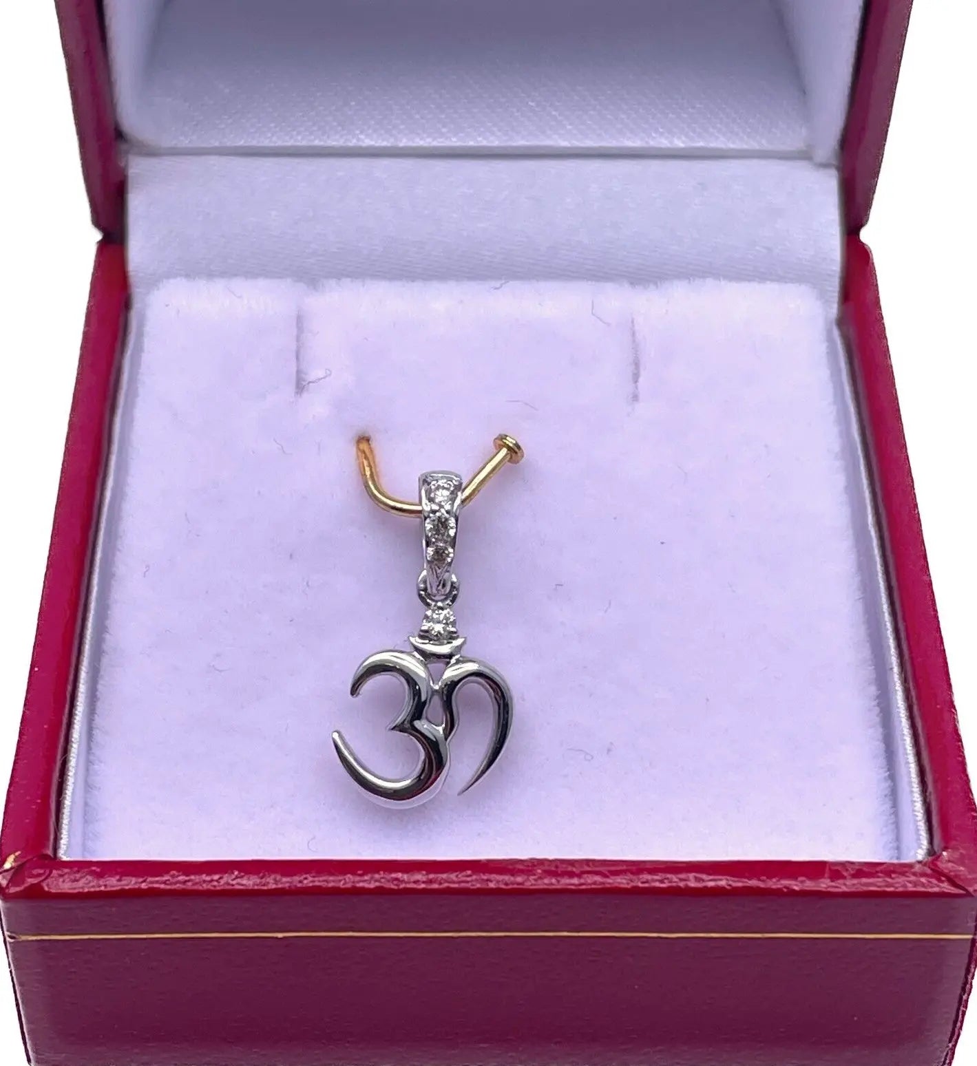 18ct White Gold Diamond Om Pendant 0.06ct, 1gm 