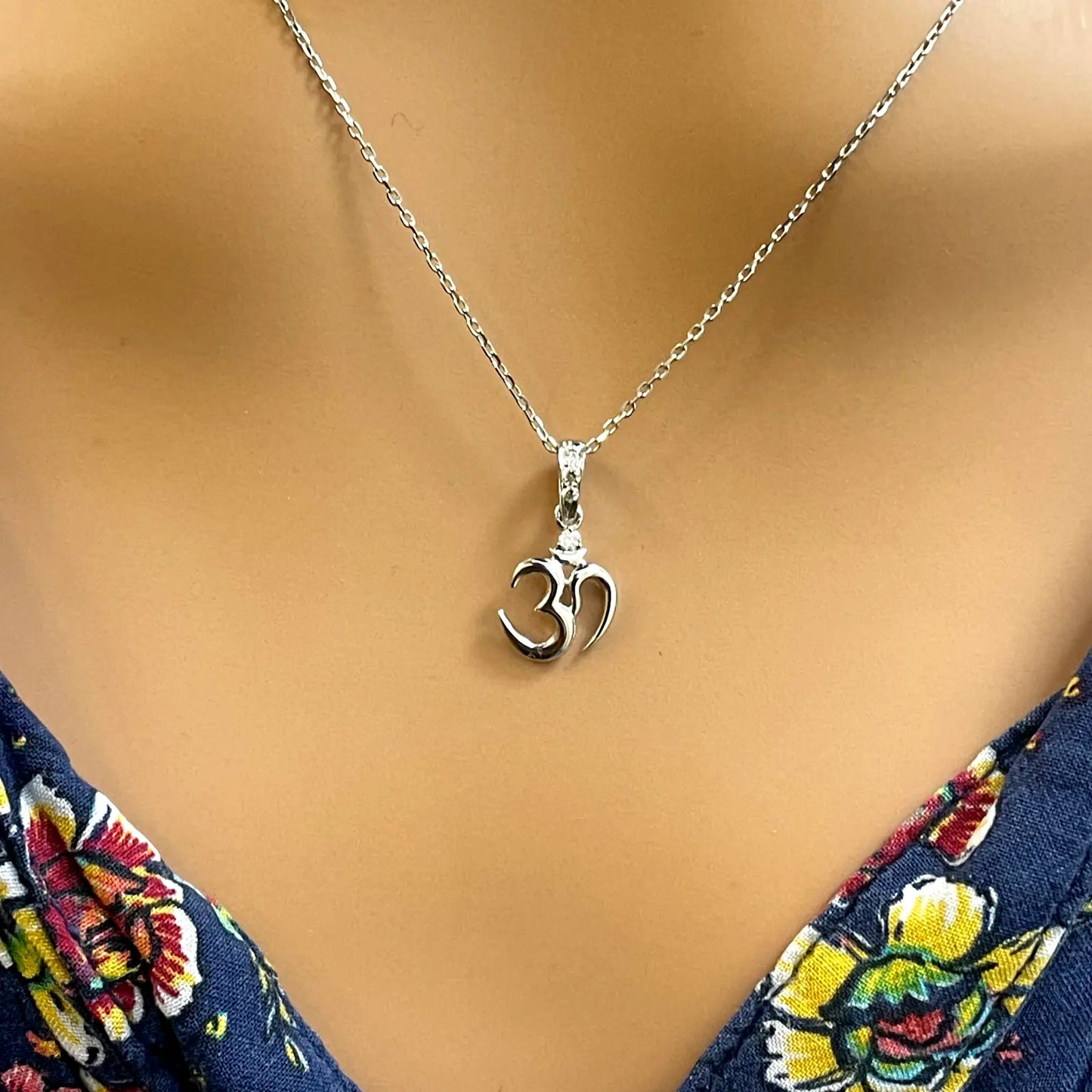 18ct White Gold Diamond Om Pendant 0.06ct, 1gm 