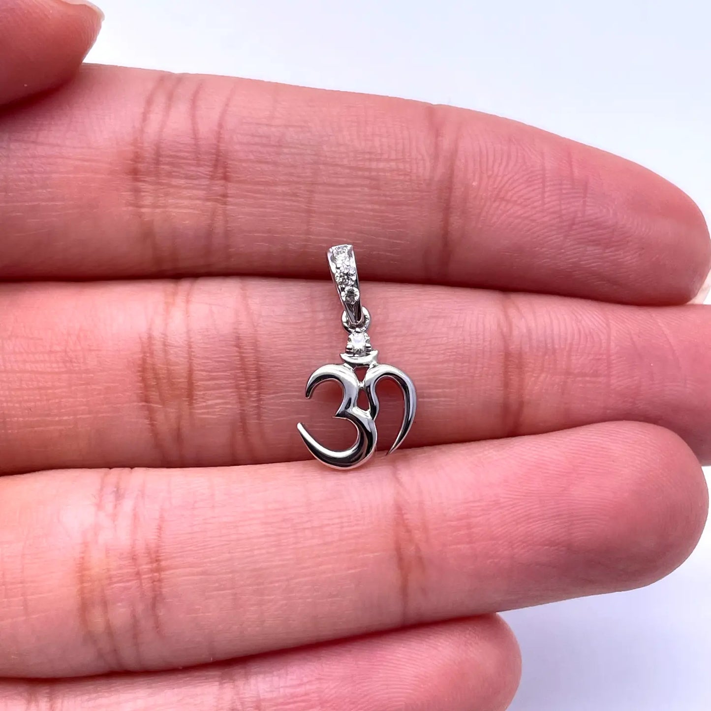 18ct White Gold Diamond Om Pendant 0.06ct, 1gm 