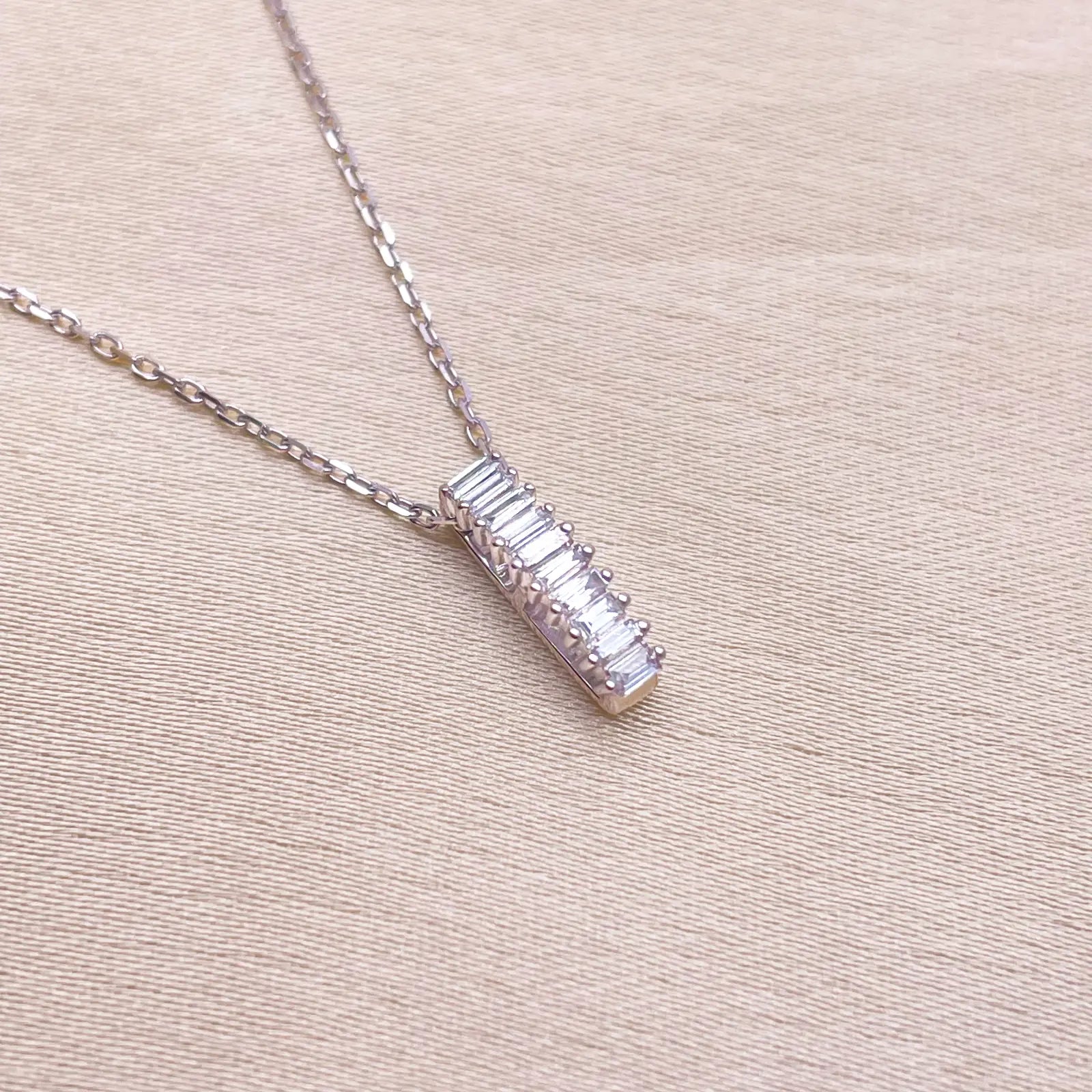 18ct White Gold & Natural Baguette Diamonds Rectangular Pendant Necklace 0.15ct 