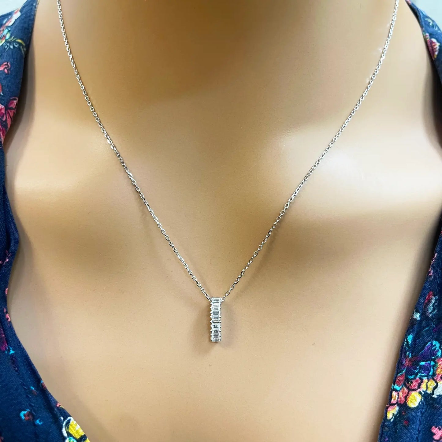 18ct White Gold & Natural Baguette Diamonds Rectangular Pendant Necklace 0.15ct 