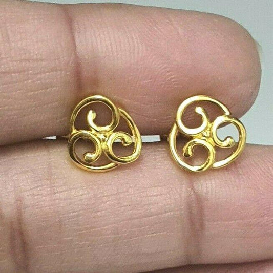 22ct Yellow Gold Flower Design Ladies Stud Earrings 2.1 Grams