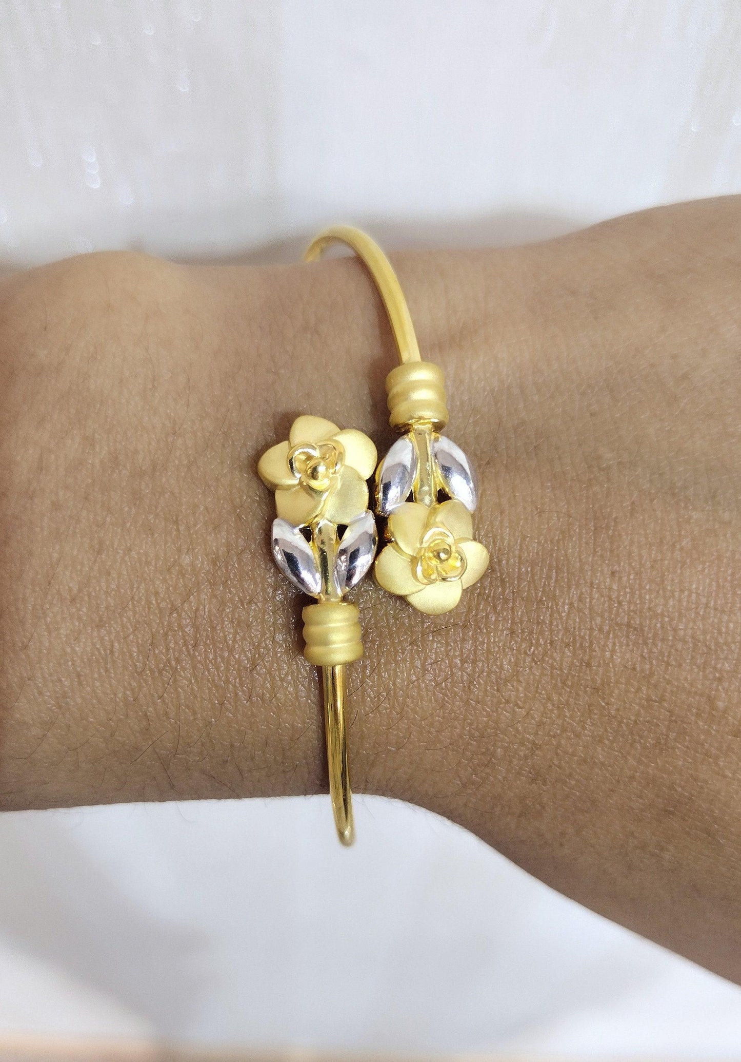 22k / 22ct Yellow Gold Flower Ladies Flexible Bangle/ Bracelet 916