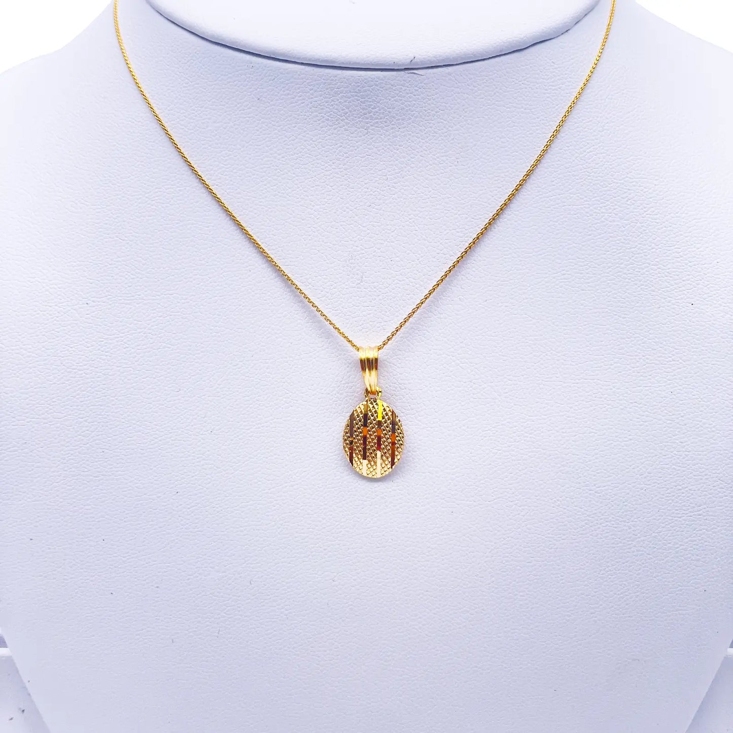 22ct Yellow Gold Diamond Cut Shiny Oval Pendant & Necklace 16''inches 