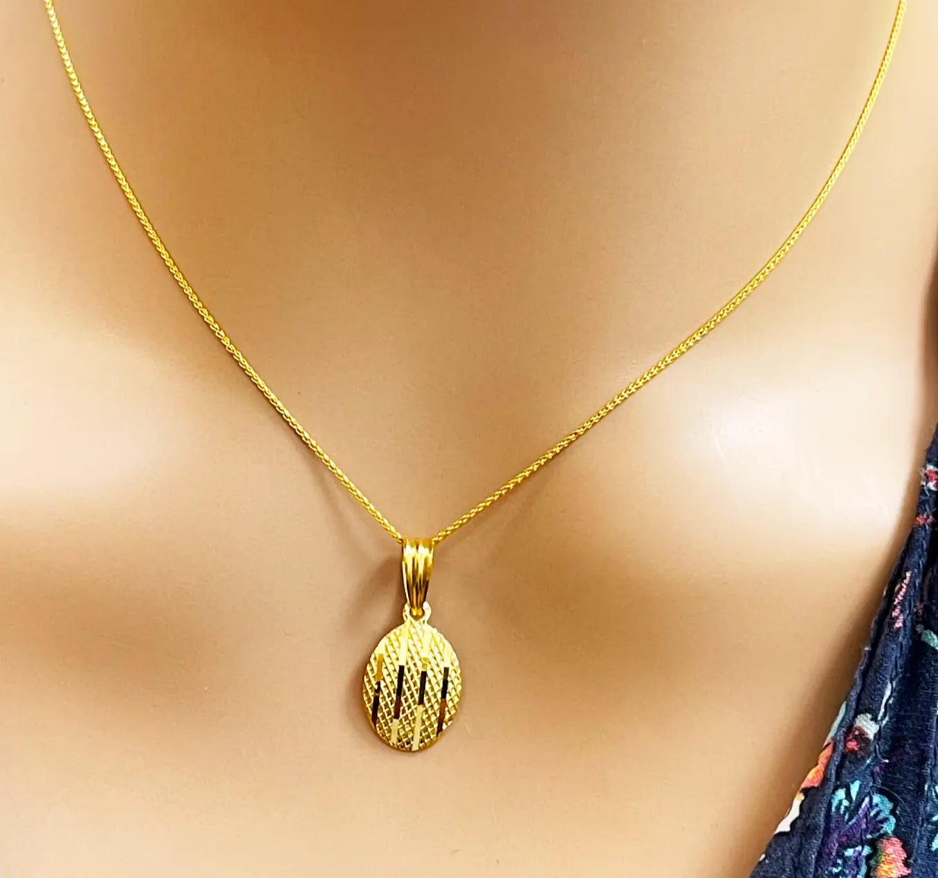 22ct Yellow Gold Diamond Cut Shiny Oval Pendant & Necklace 16''inches 