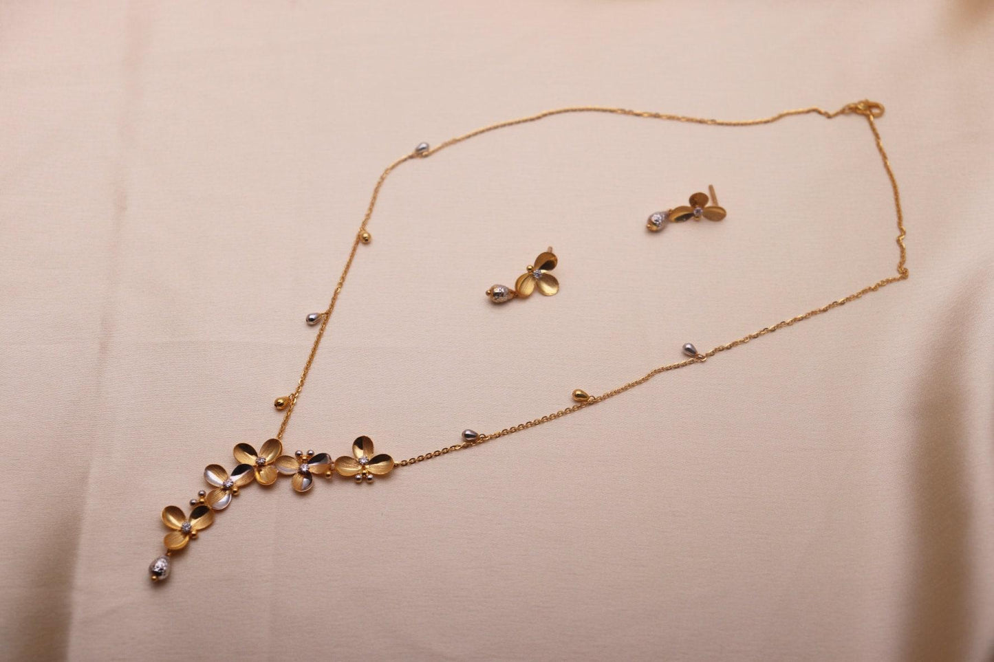 22ct Yellow Gold Ladies Necklace and Earrings Set