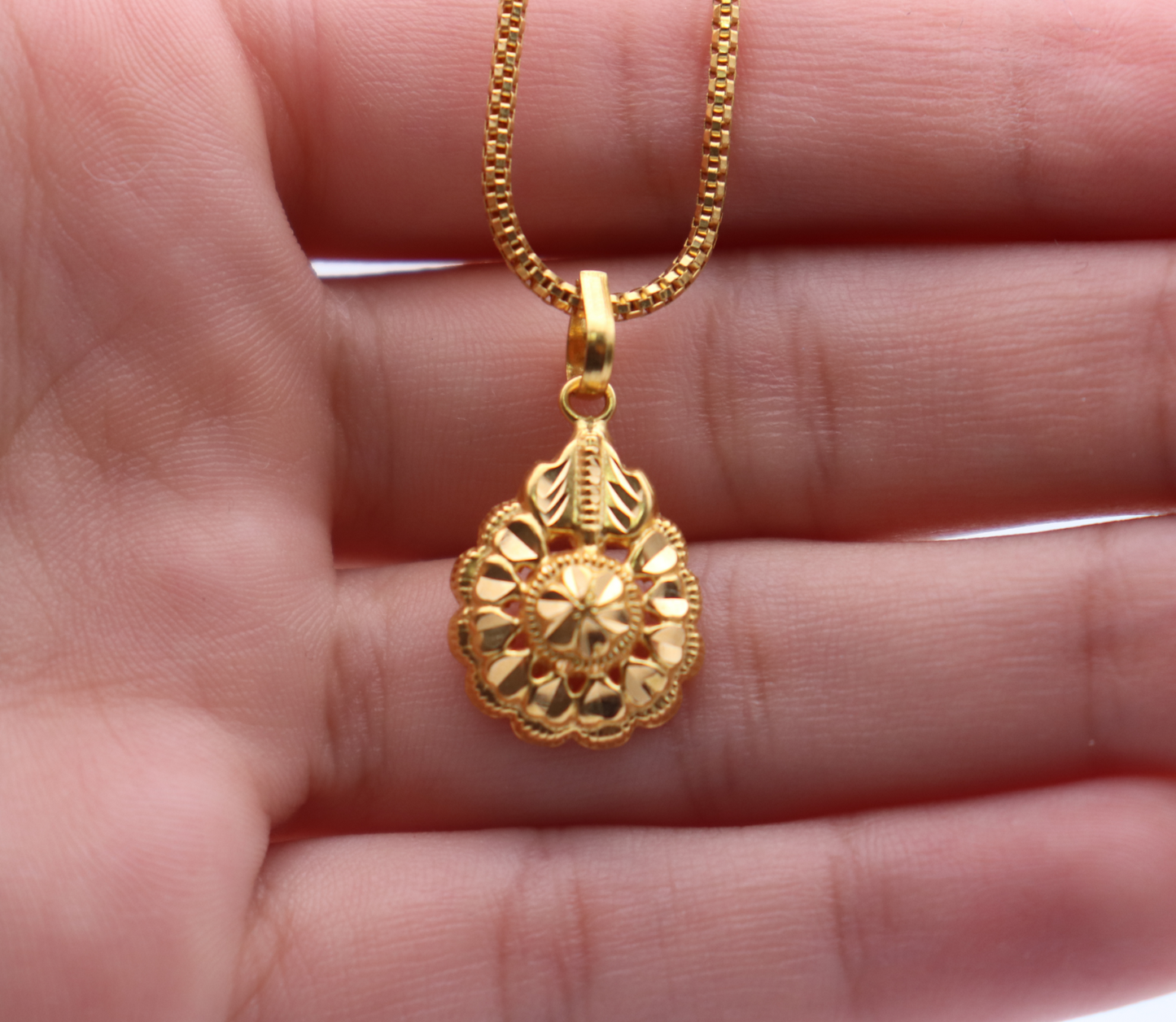 22ct Plain Yellow Gold Fancy Pendant with Chain Necklace 20'' inches